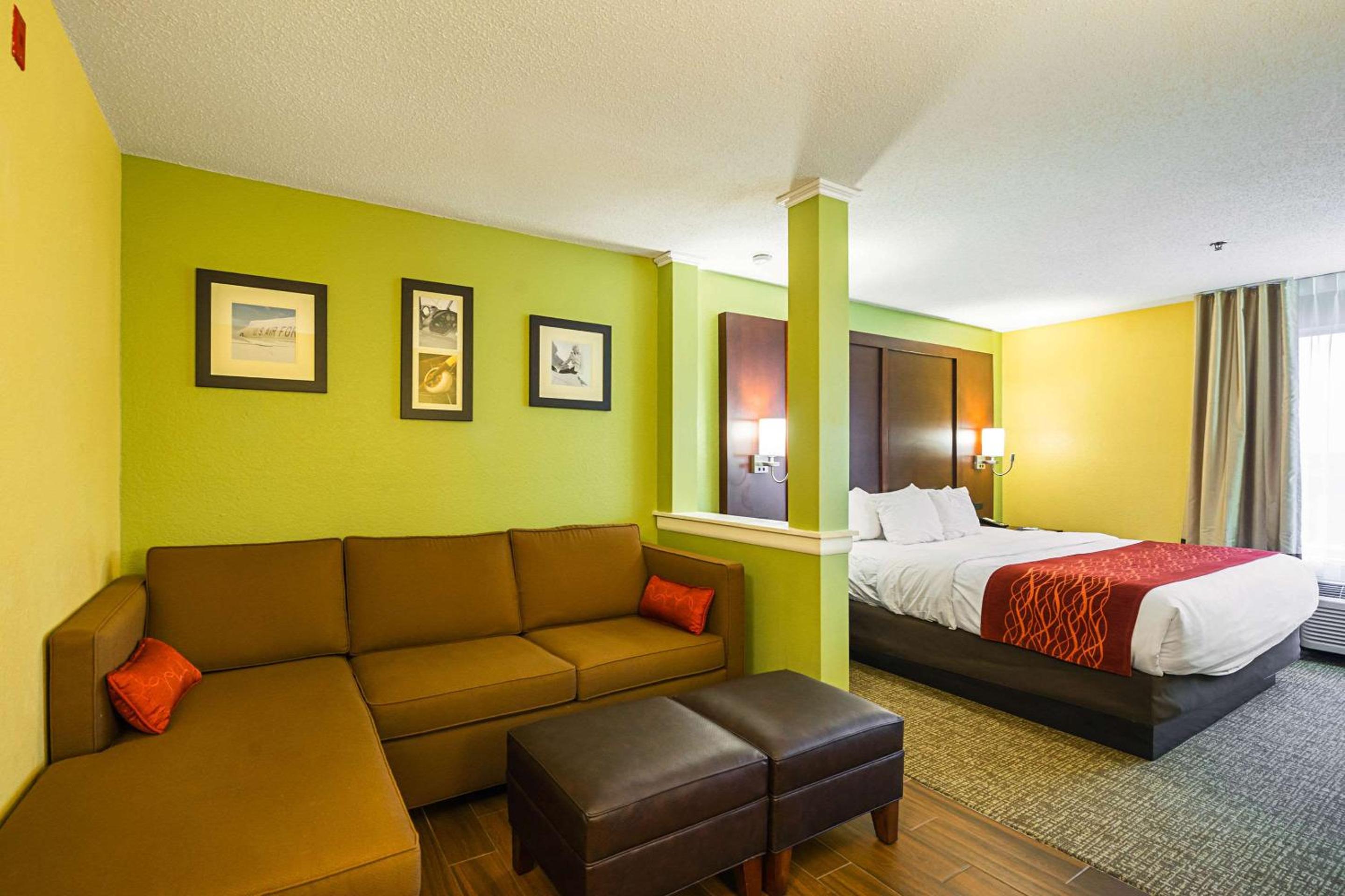 King Suite - Non-Smoking - Photo 7