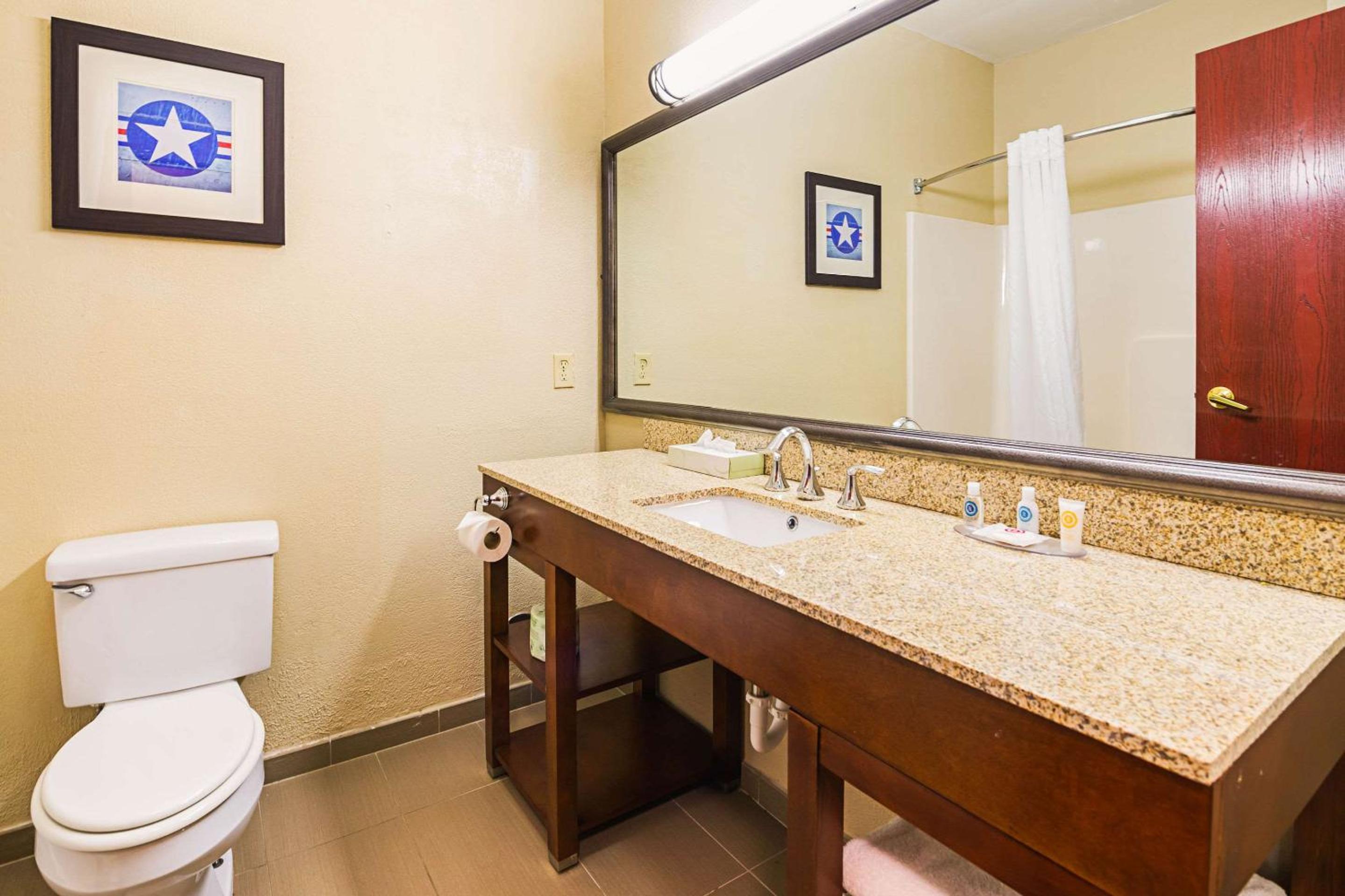 King Room - Non-Smoking - Photo 3