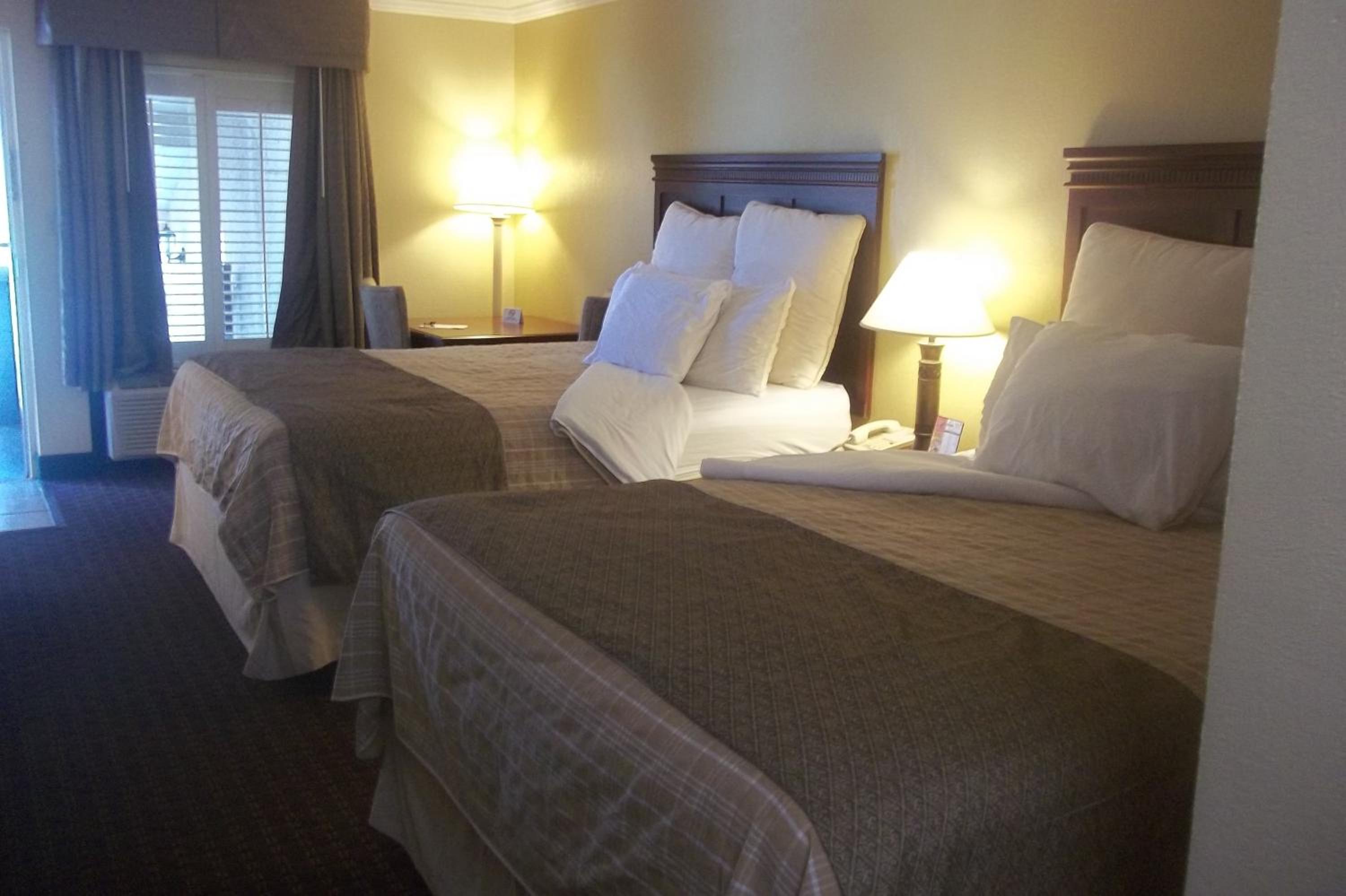 Queen Room with Two Queen Beds - Non-Smoking photo 3