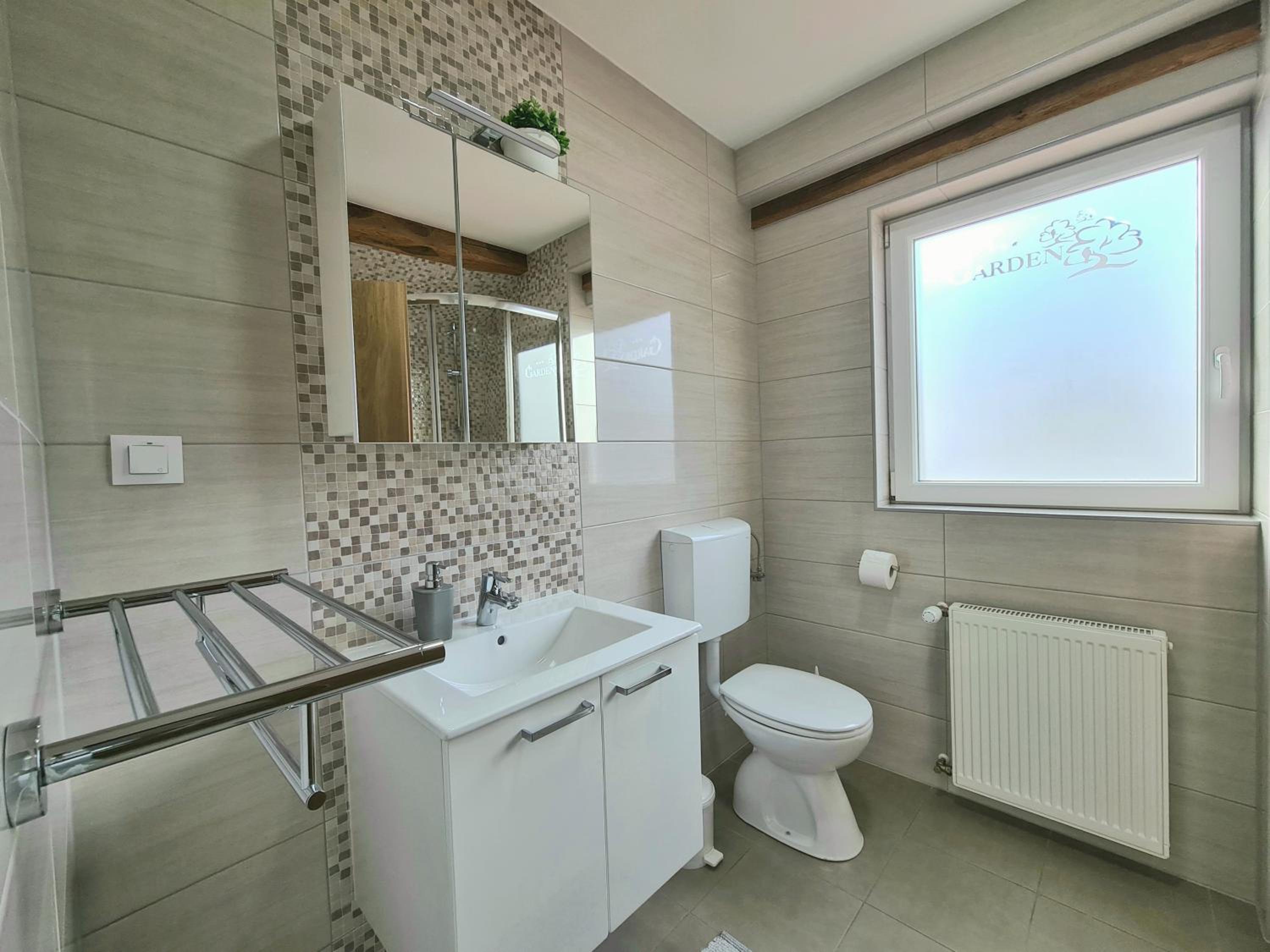 Double Room with Private Bathroom - Photo 26