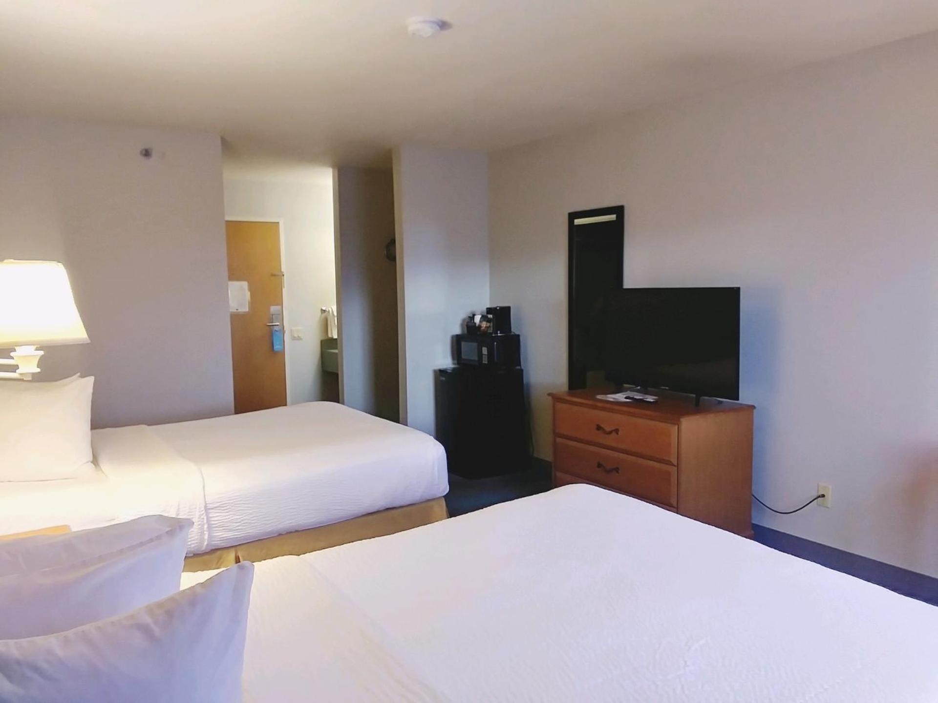 Queen Room with Two Queen Beds - Non-Smoking - Photo 1