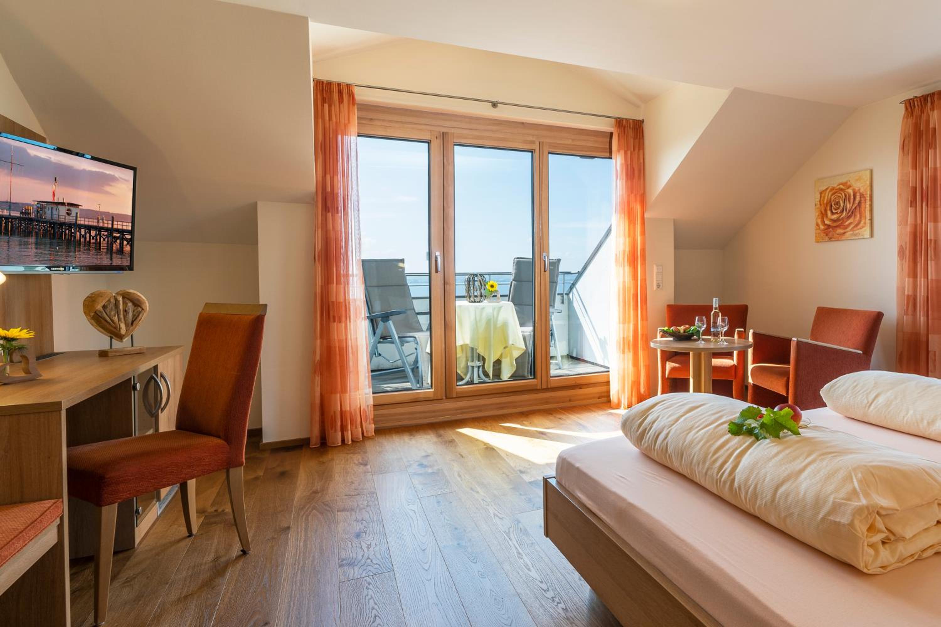 Comfort Double Room with Balcony and Lake View photo 2