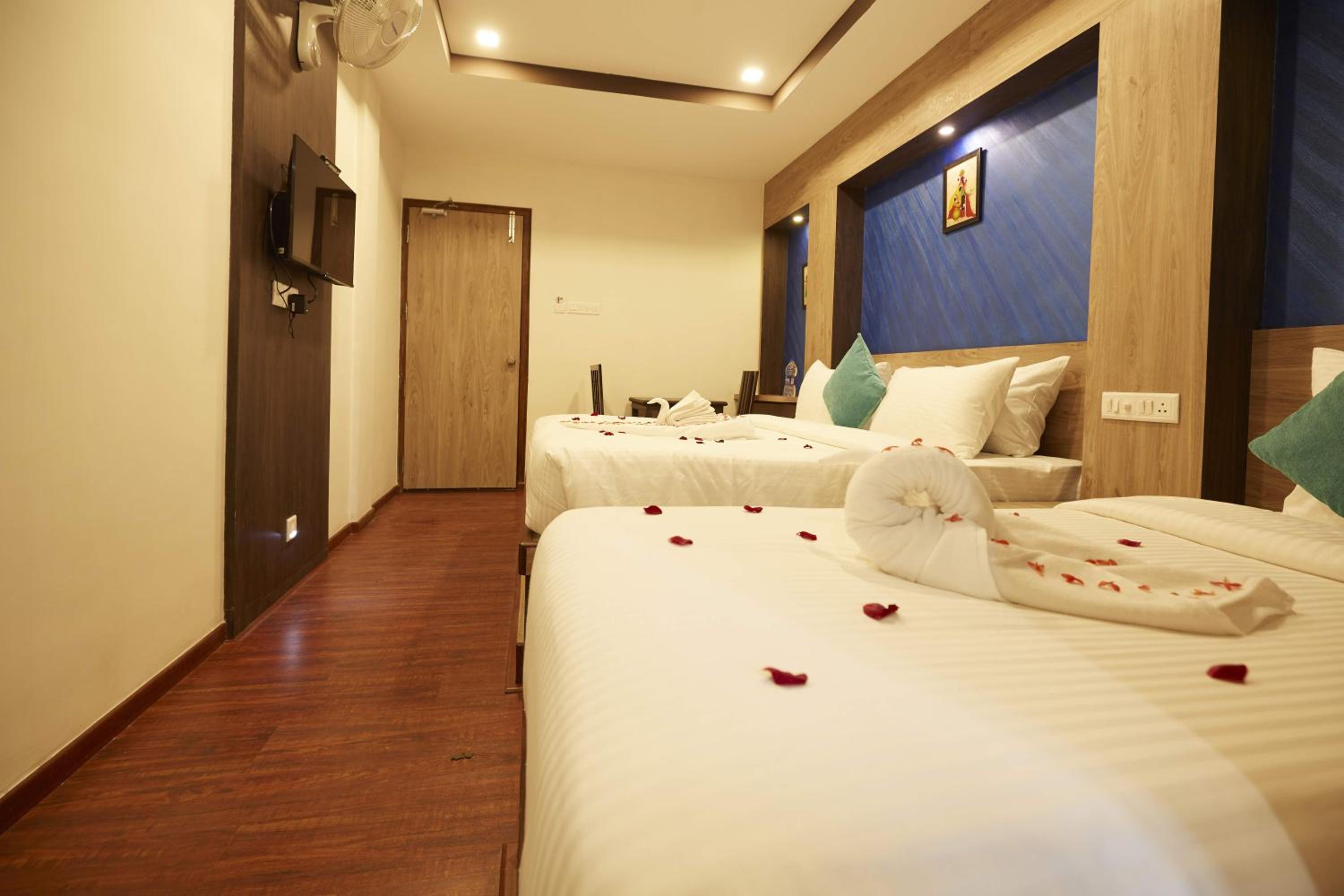 Deluxe Family Suite - Photo 6