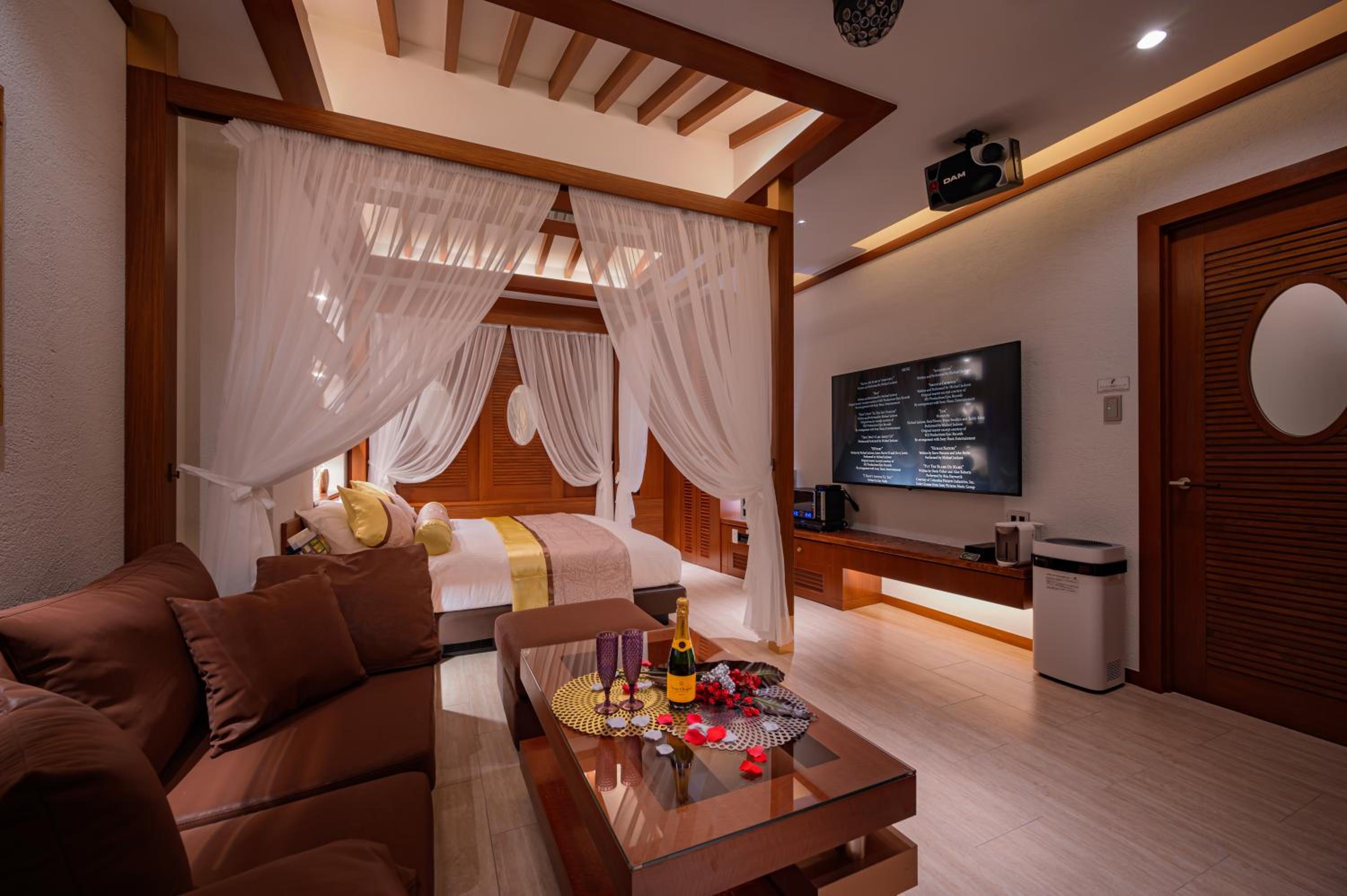 Double Room with Spa Bath - Photo 2
