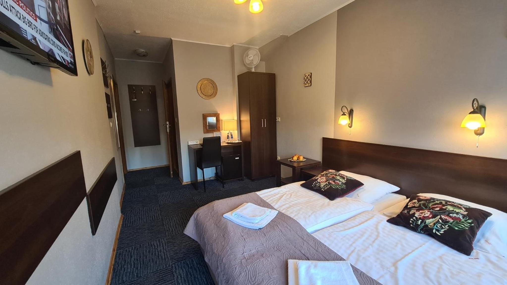 Standard Double Room with Balcony - Photo 8