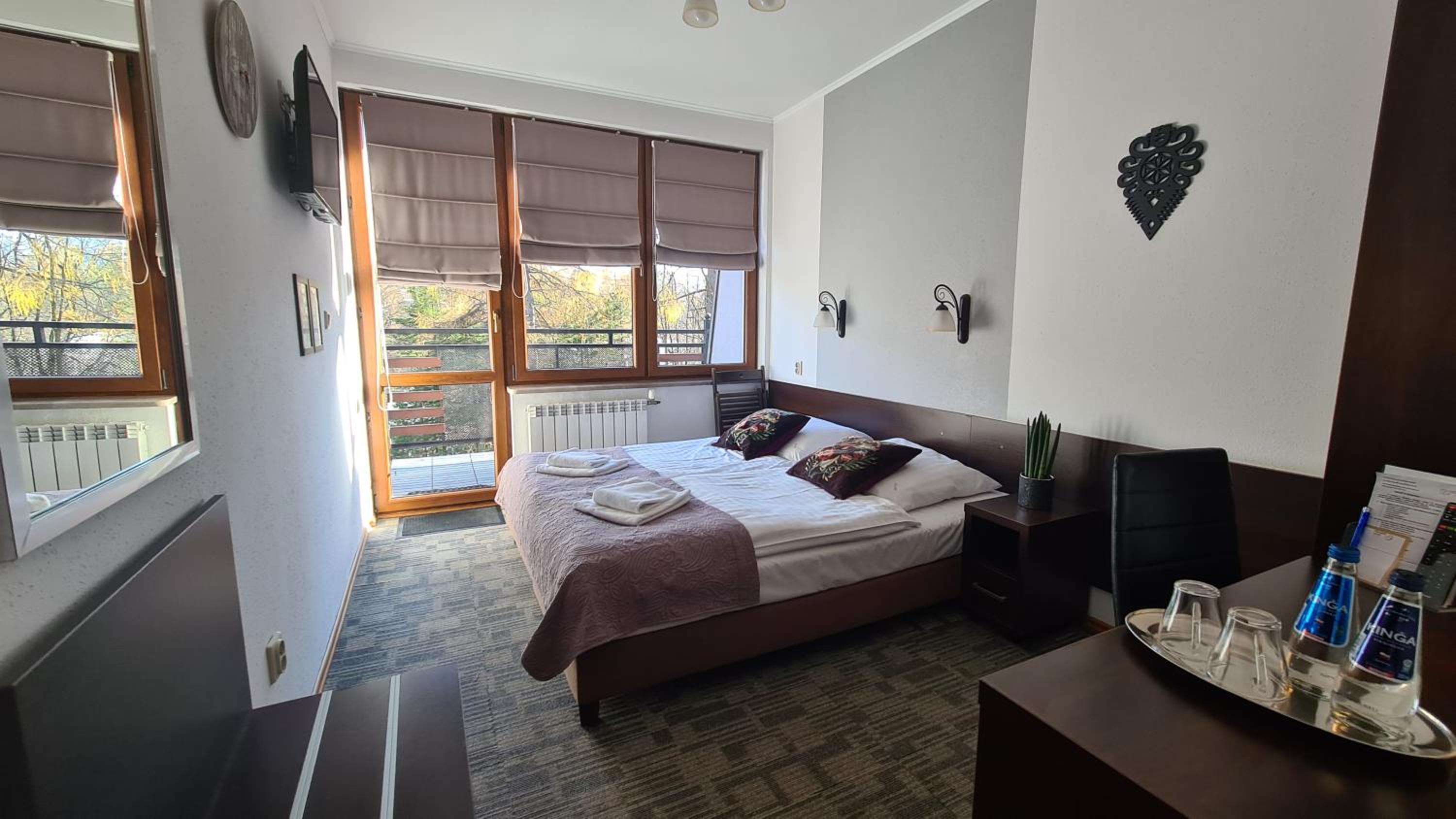 Standard Double Room with Balcony - Photo 10