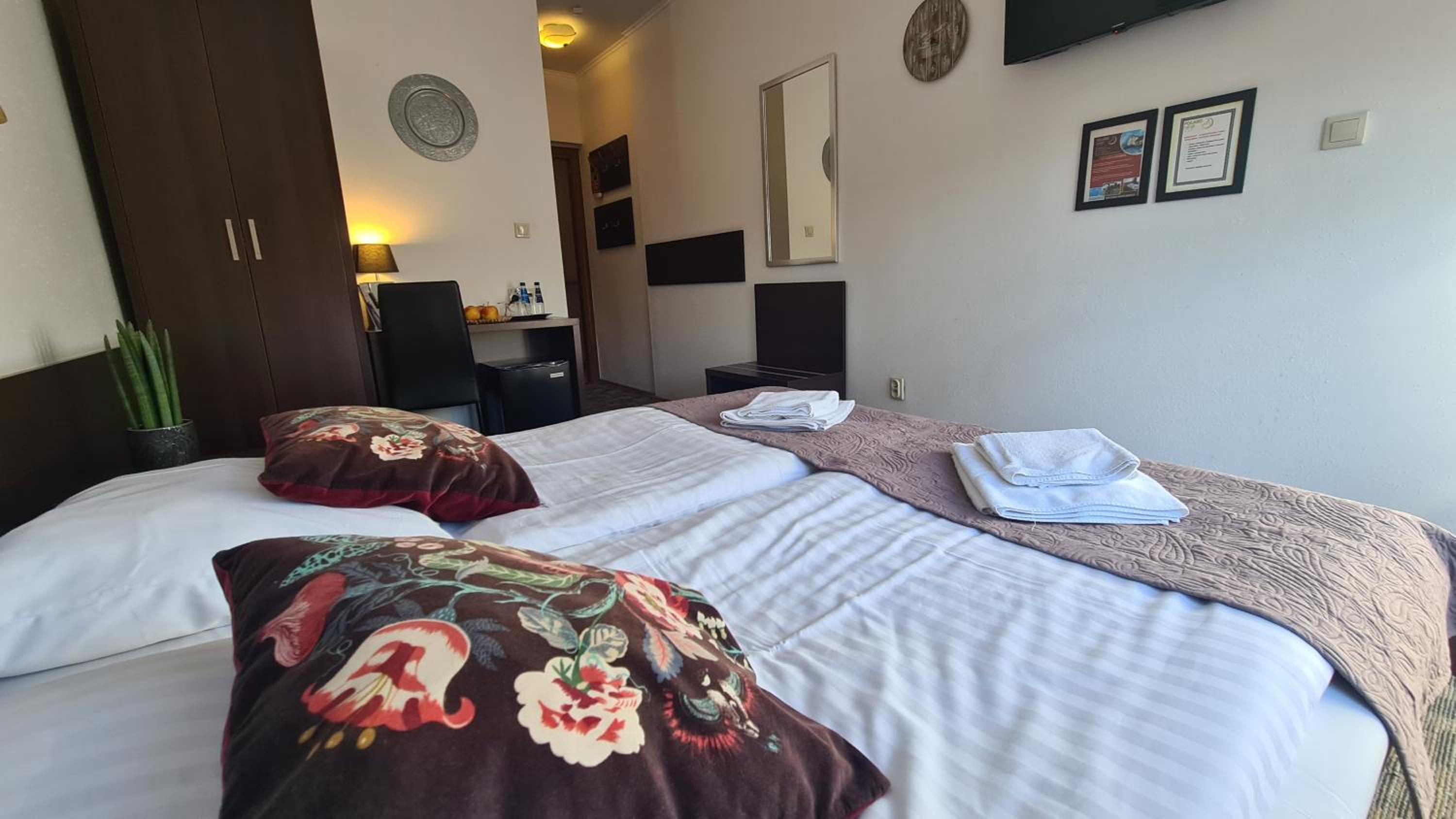 Standard Double Room with Balcony - Photo 3