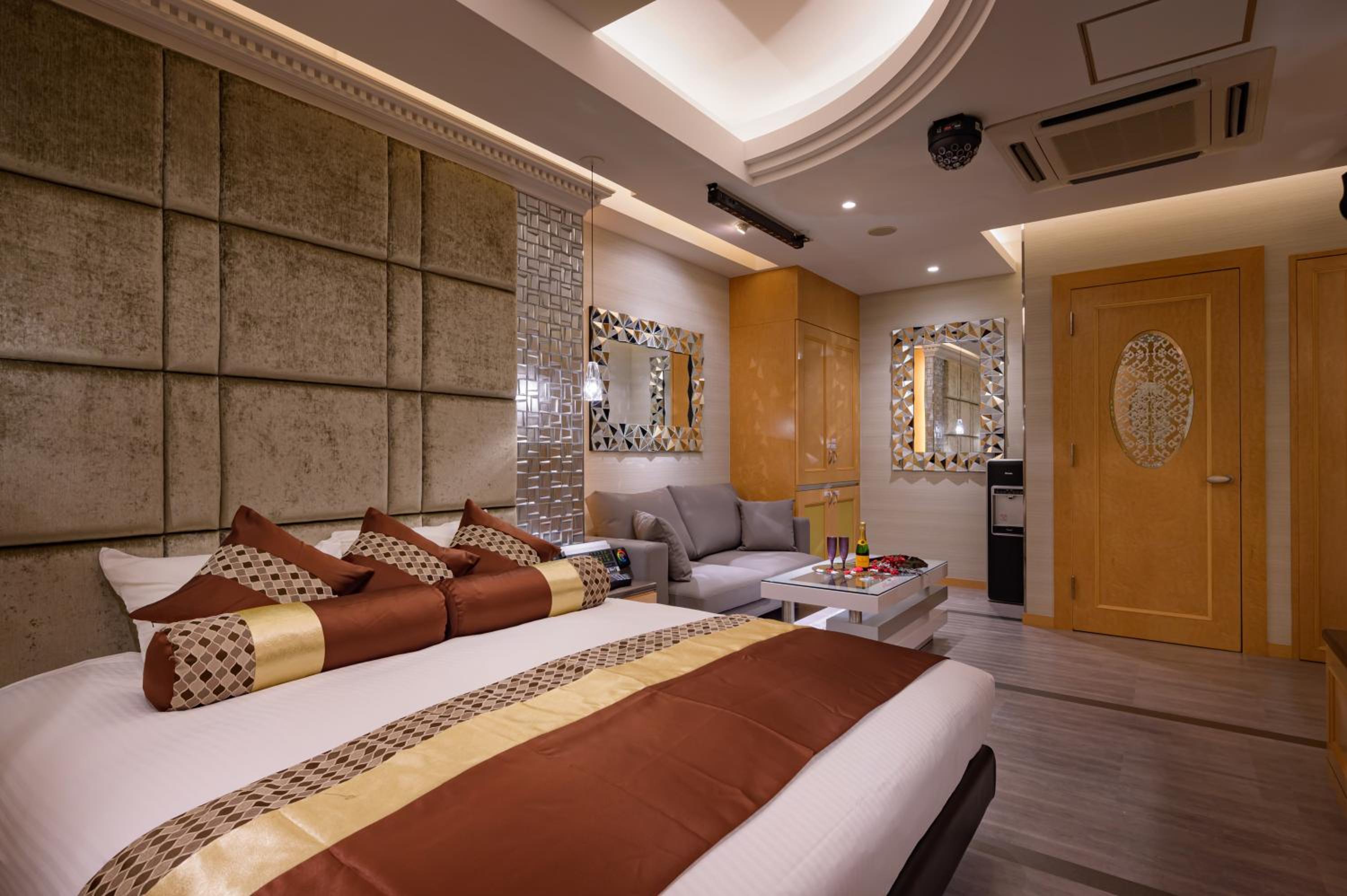 Double Room with Spa Bath - Photo 7