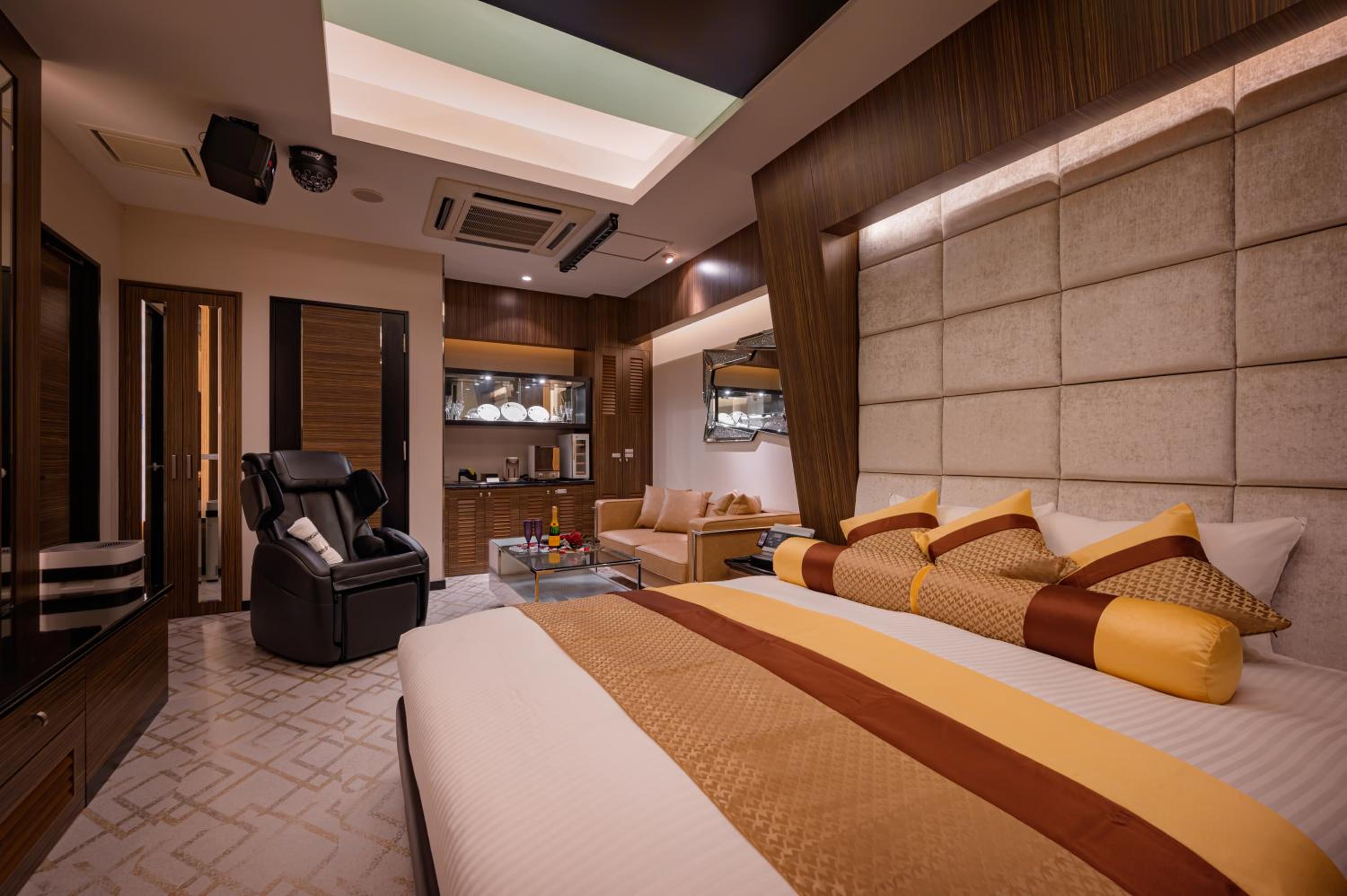 Double Room with Spa Bath - Photo 12