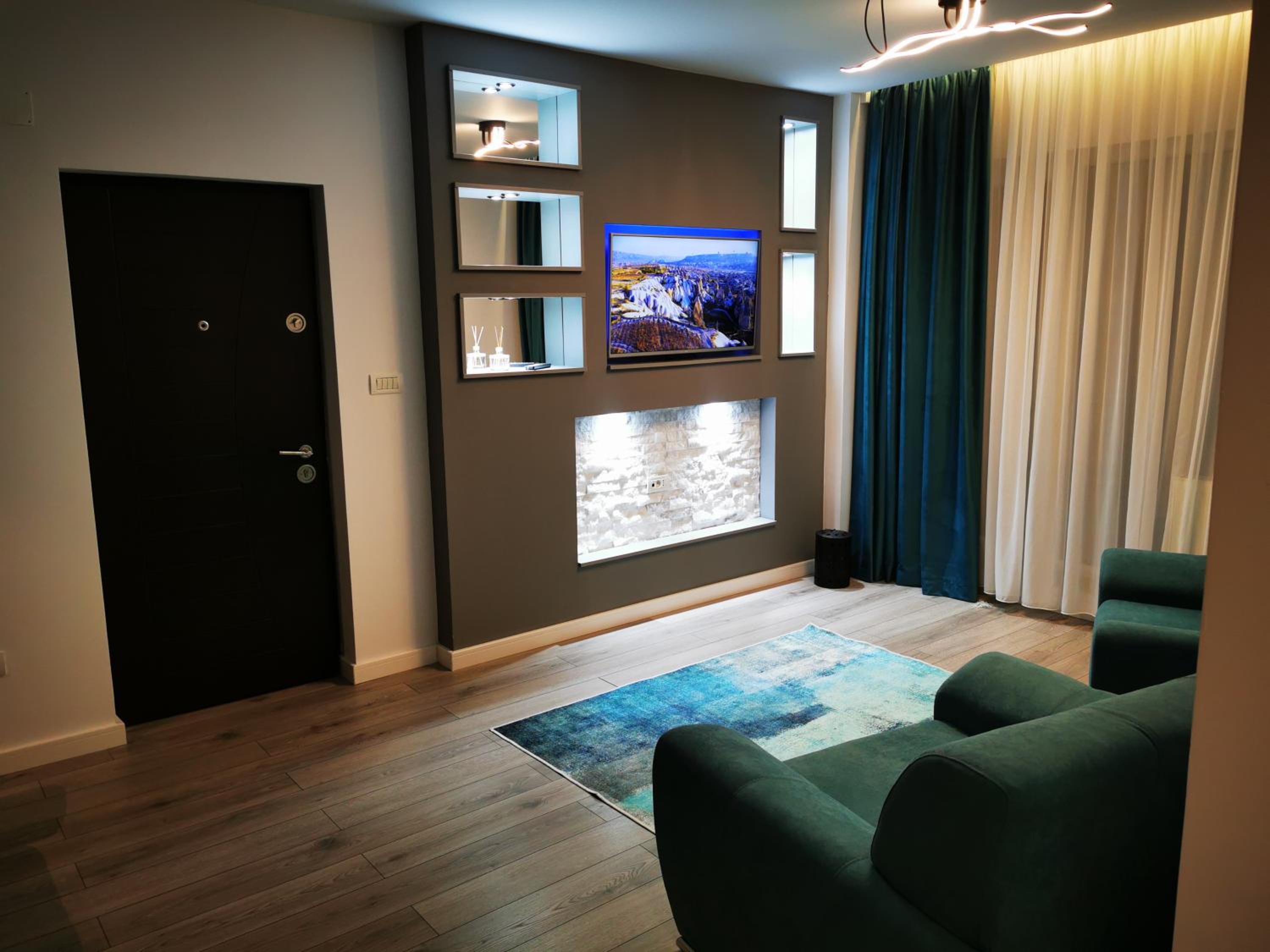 Apartment with Balcony - Photo 6