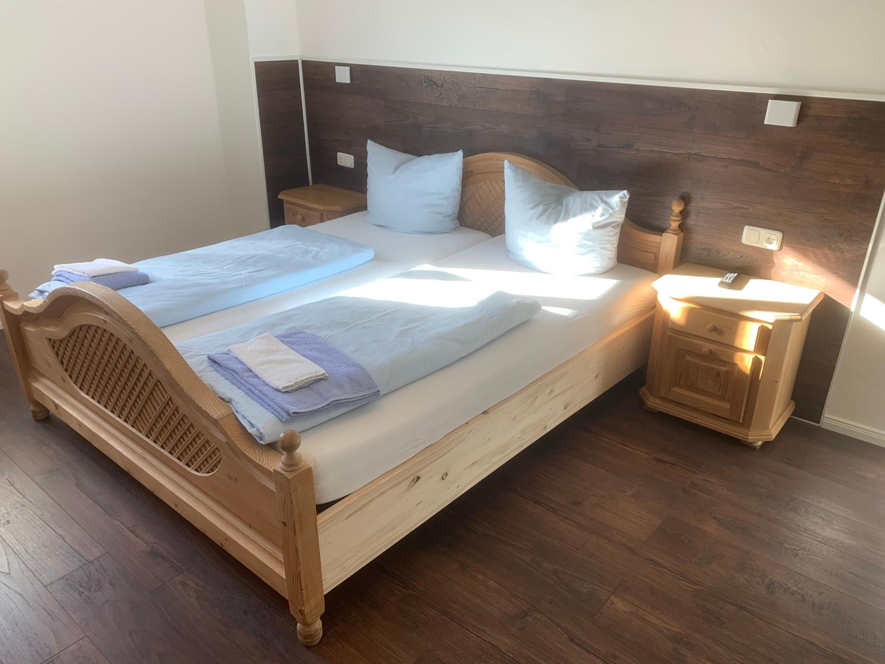 Large Double Room - Photo 3