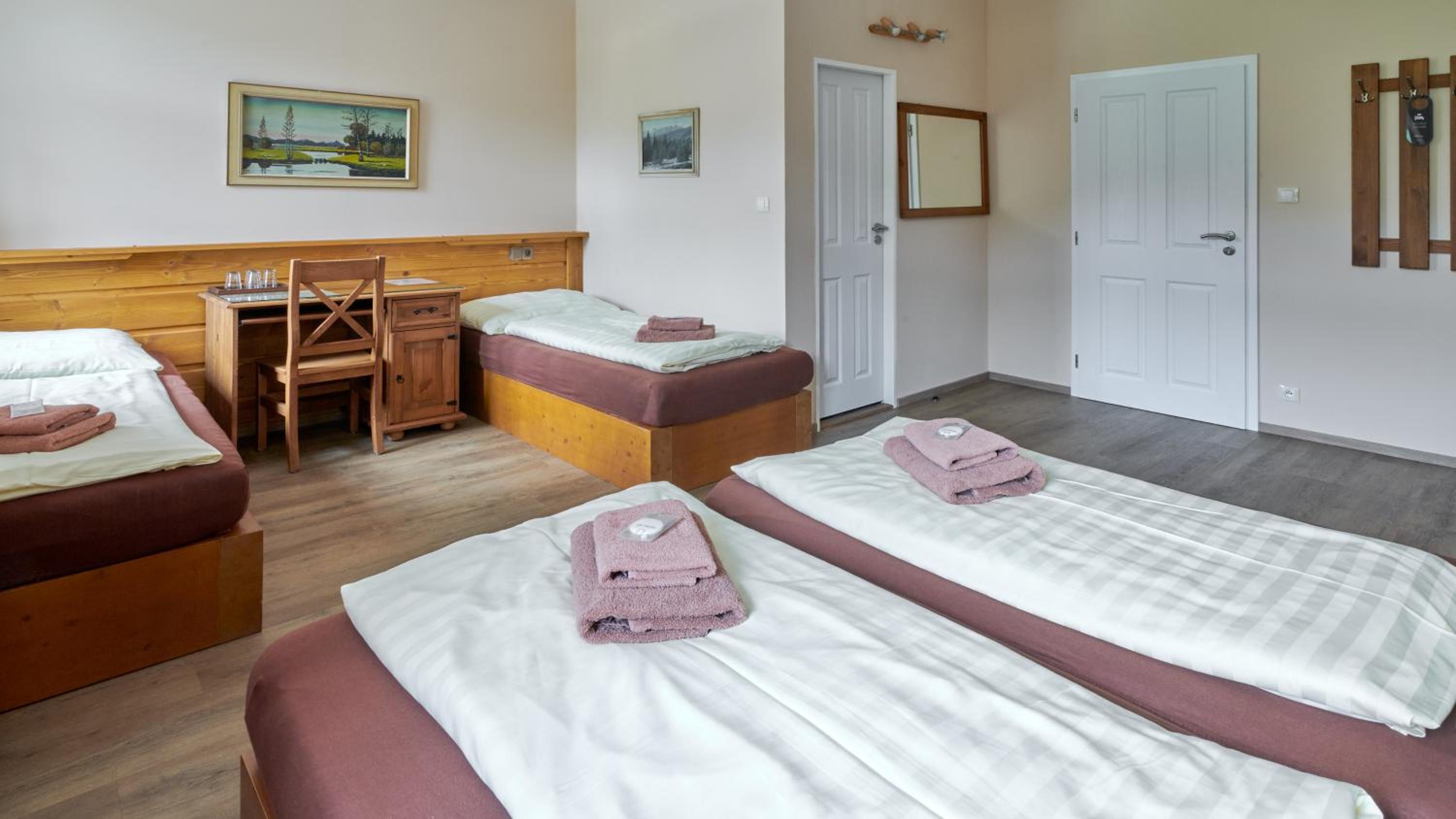Quadruple Room with Private Bathroom - Photo 2