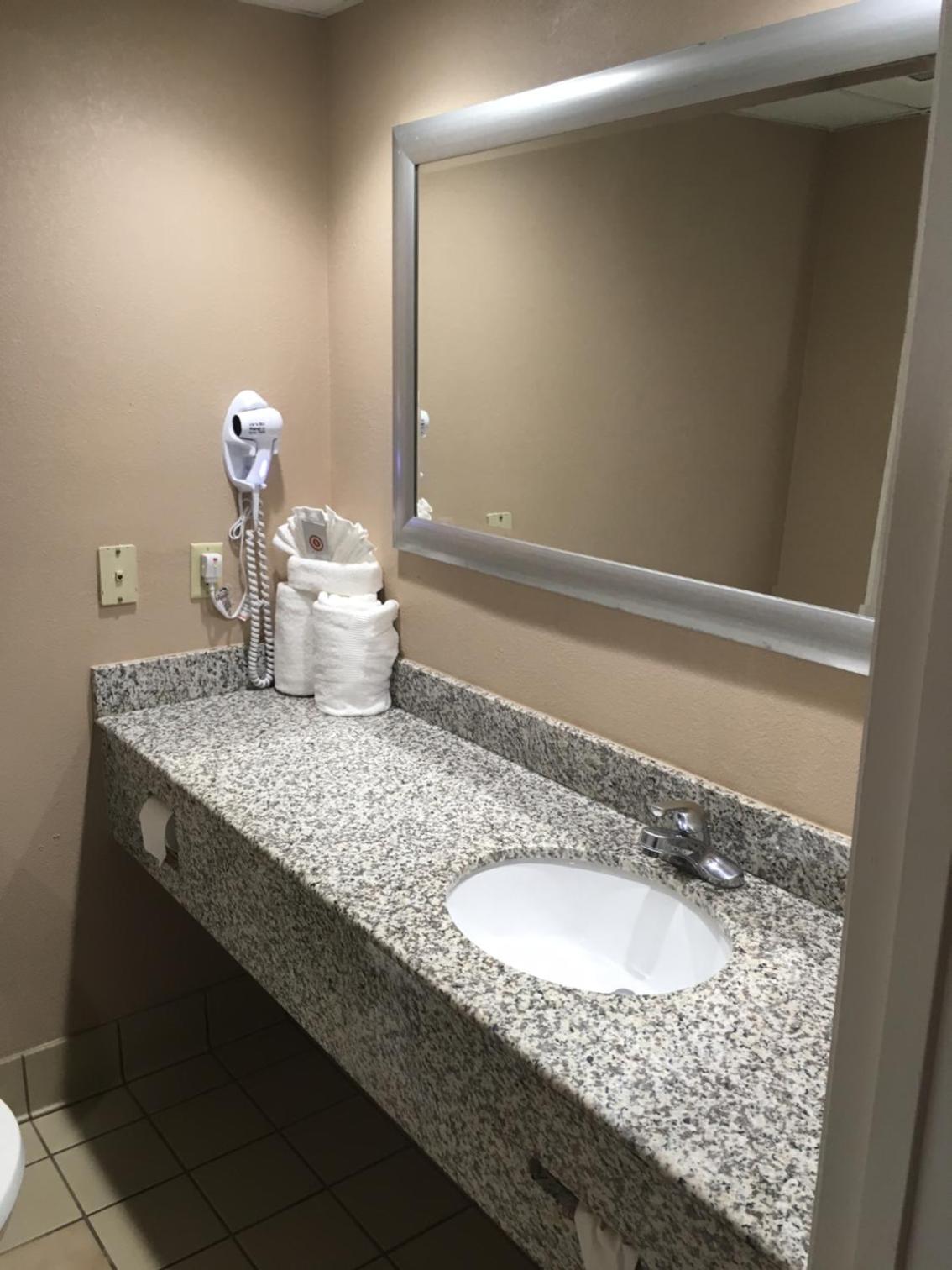 King Room - Accessible/Non-Smoking - Photo 2