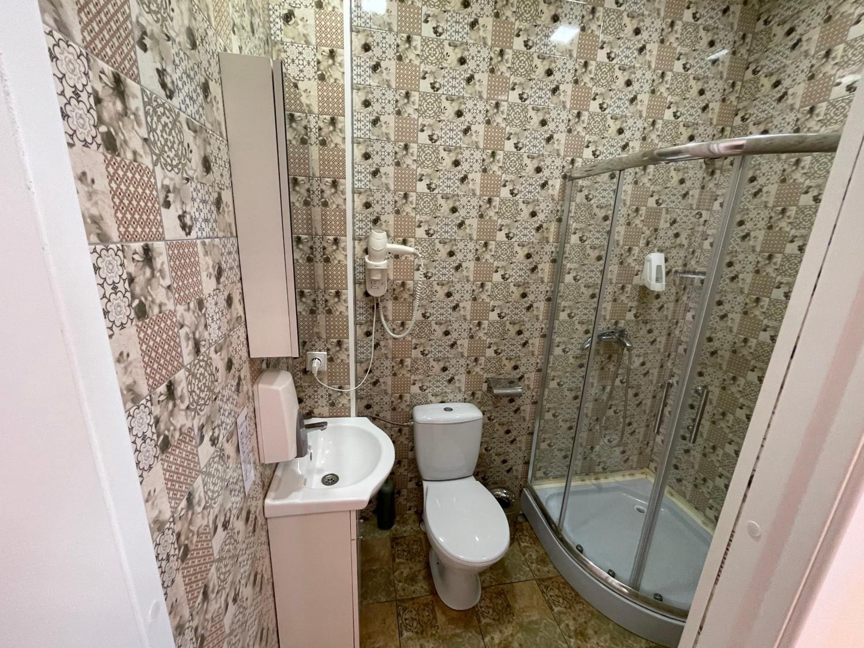 Double or Twin Room with Bathroom - Photo 2