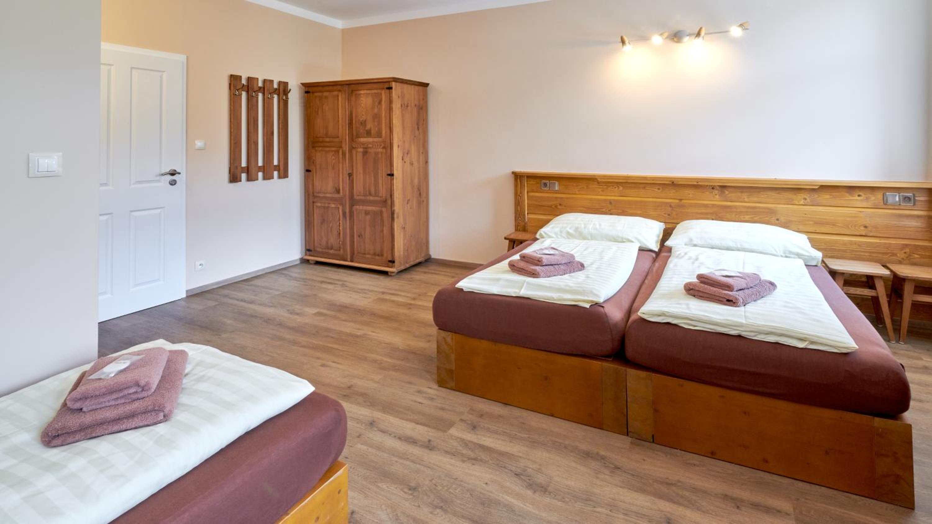 Quadruple Room with Private Bathroom - Photo 3