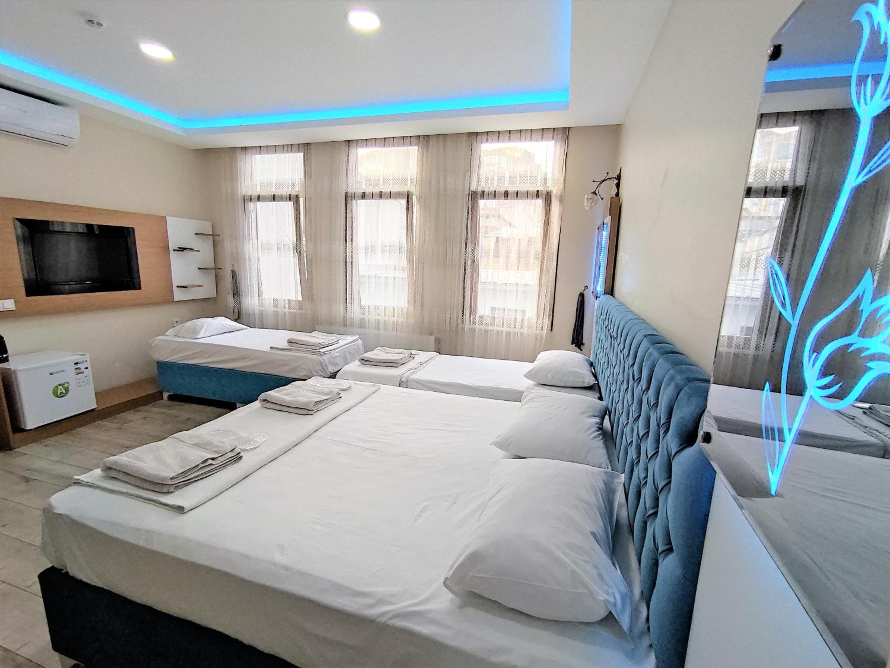 Quadruple Room with Private Bathroom photo 1