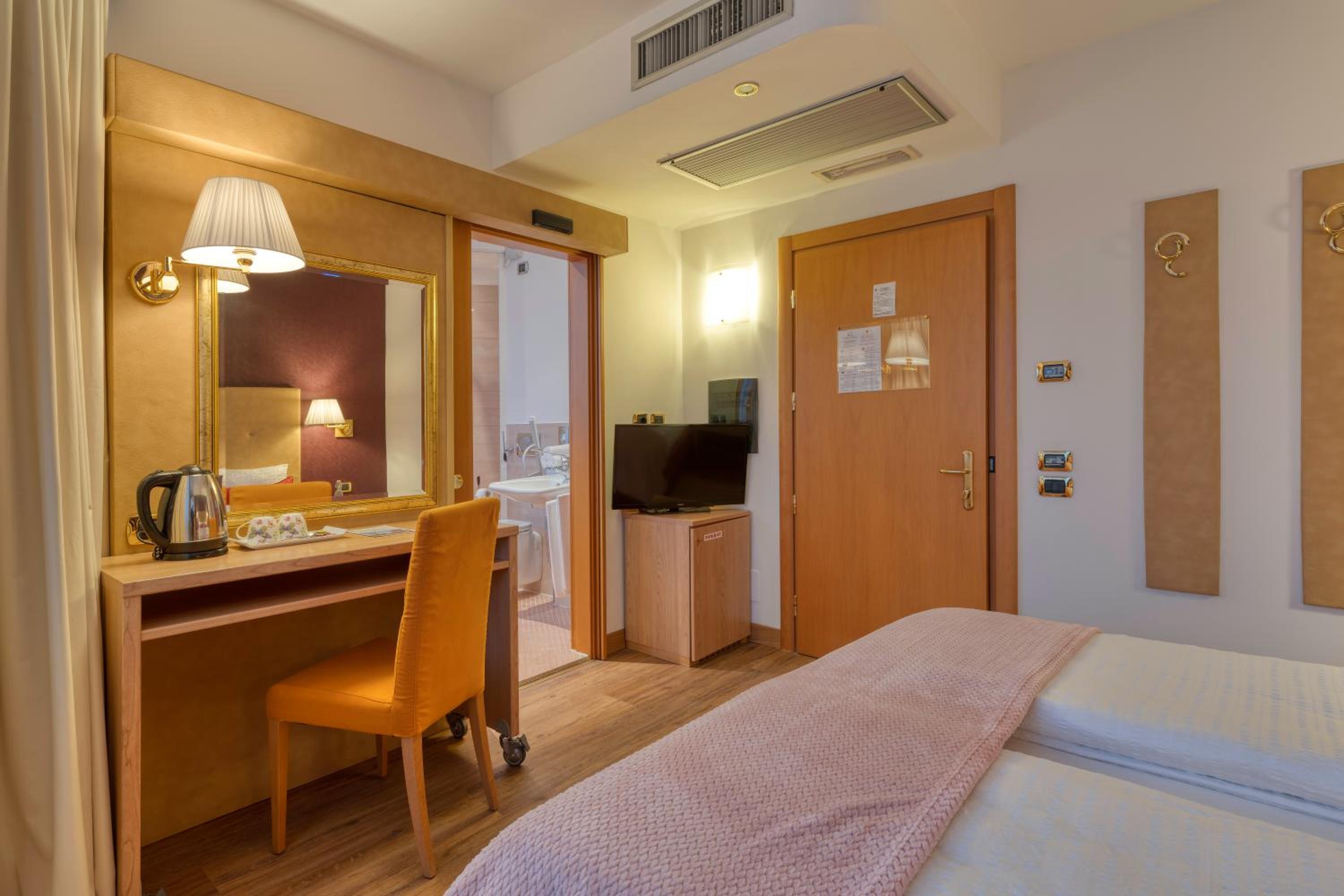 Double Room - Disability Access photo 1
