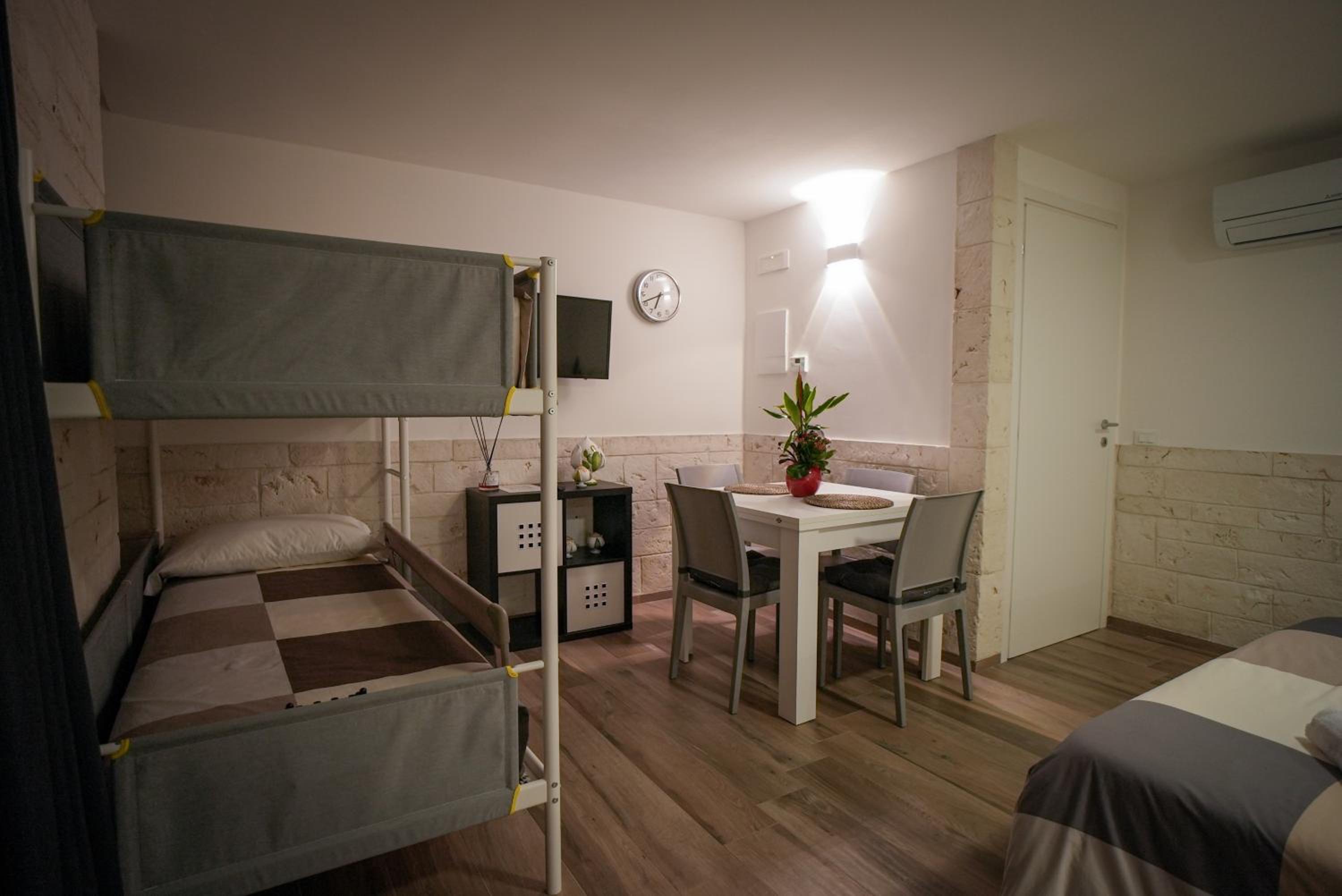 Double Room with Private Bathroom - Photo 1