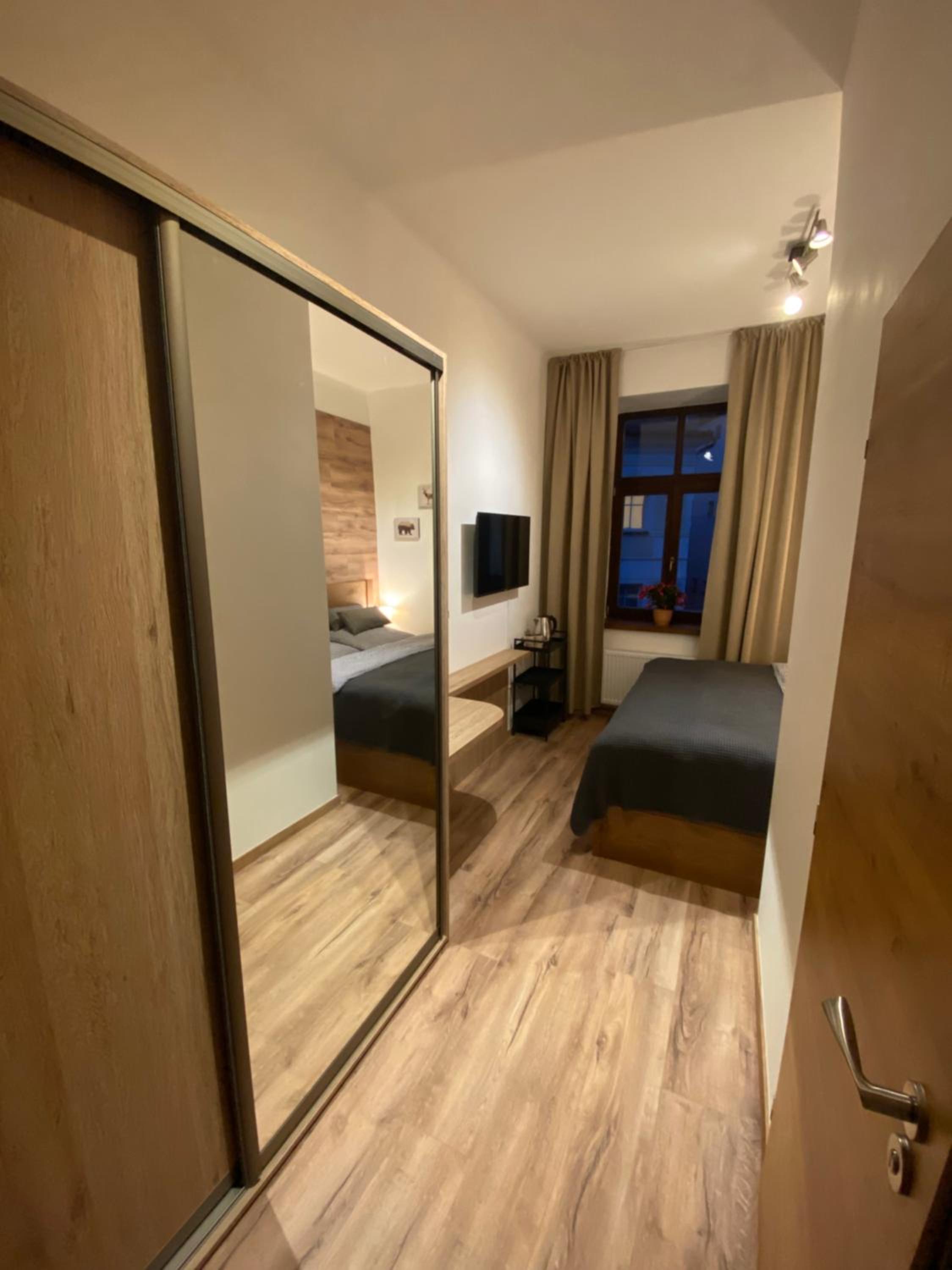 Deluxe Double Room with Shower - Photo 6