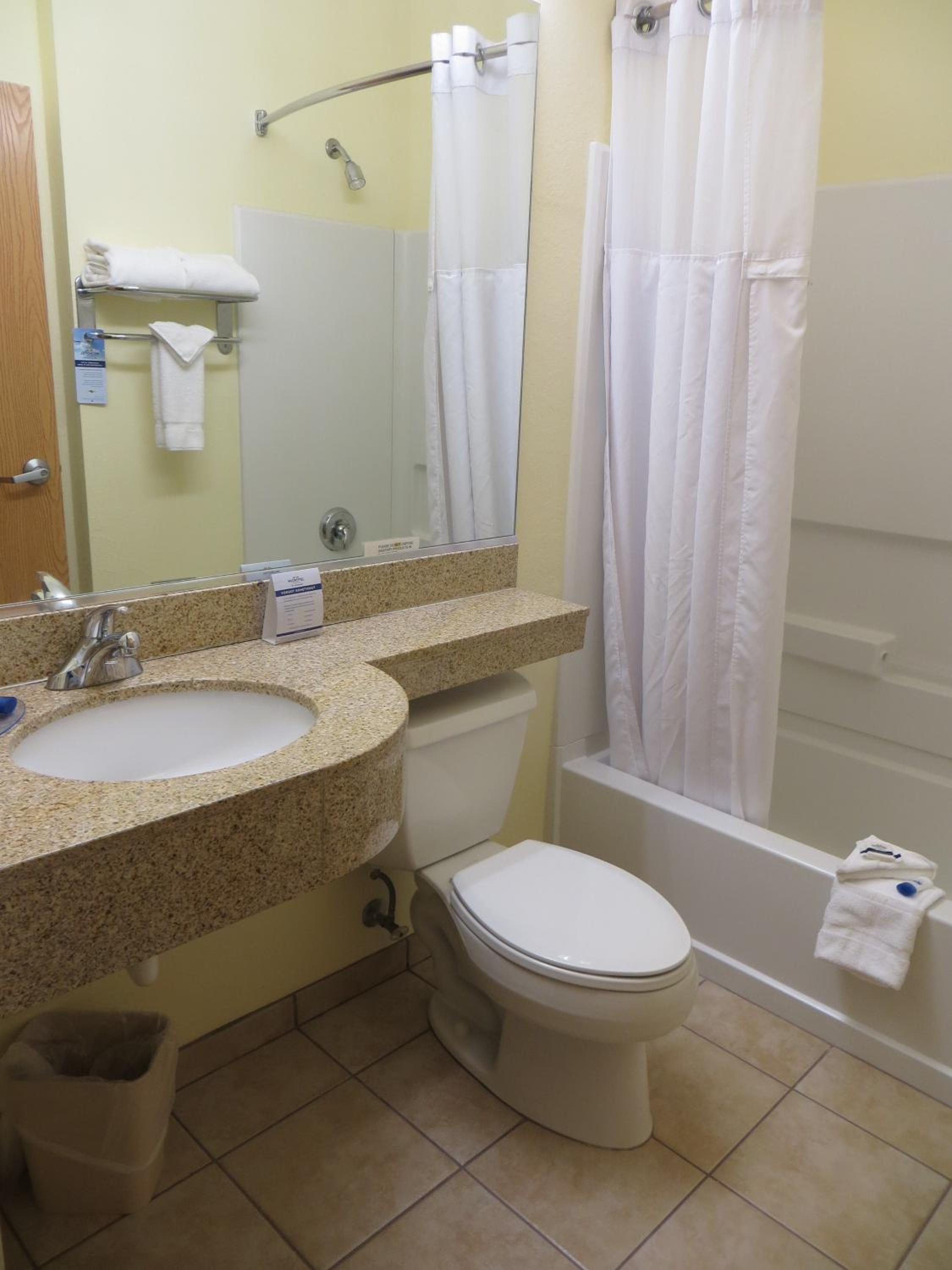 Queen Studio Suite with Bath Tub - Mobility/Hearing Accessible - Non-Smoking - Photo 3