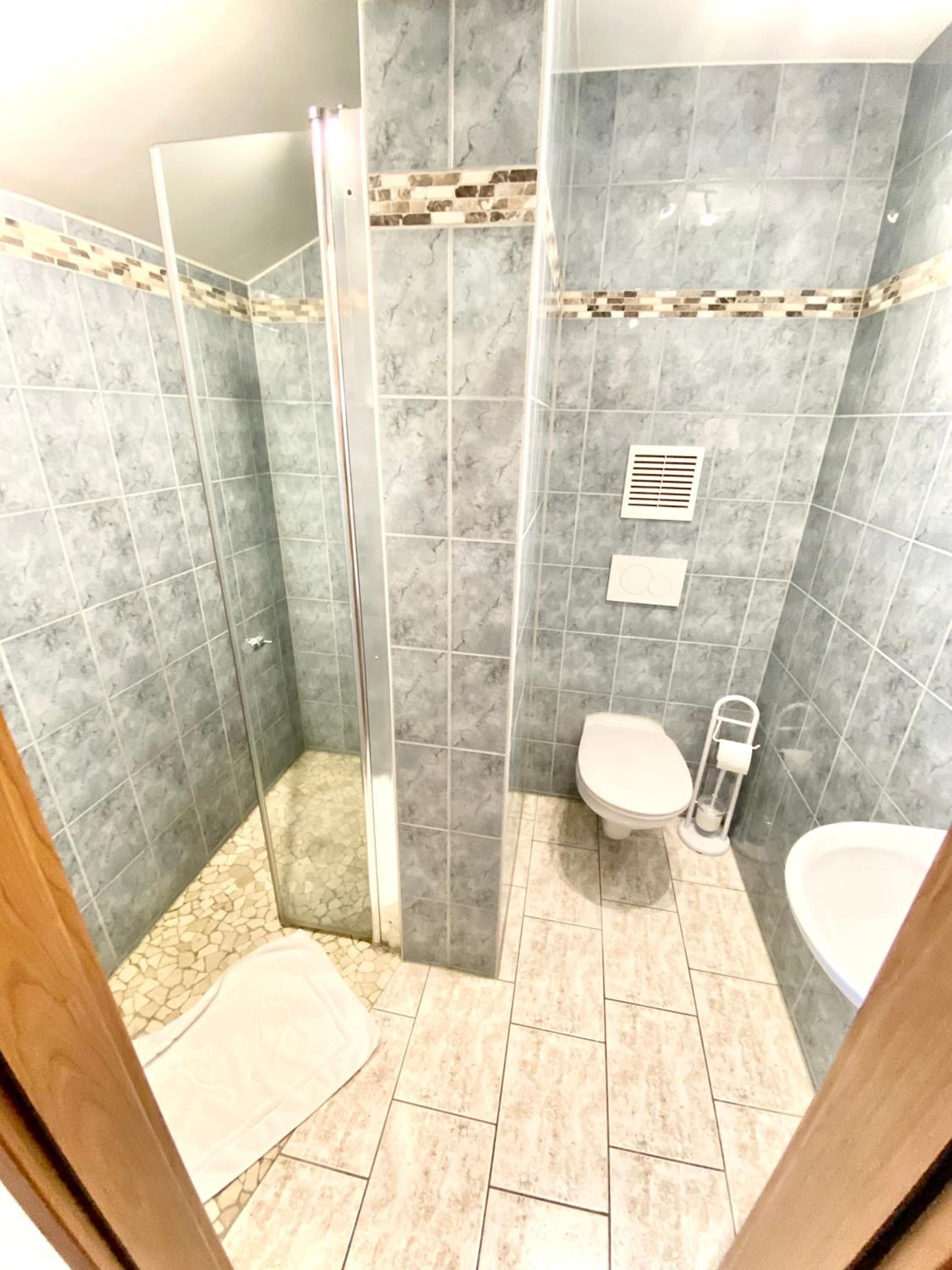 Quadruple Room with Private Bathroom - Photo 6