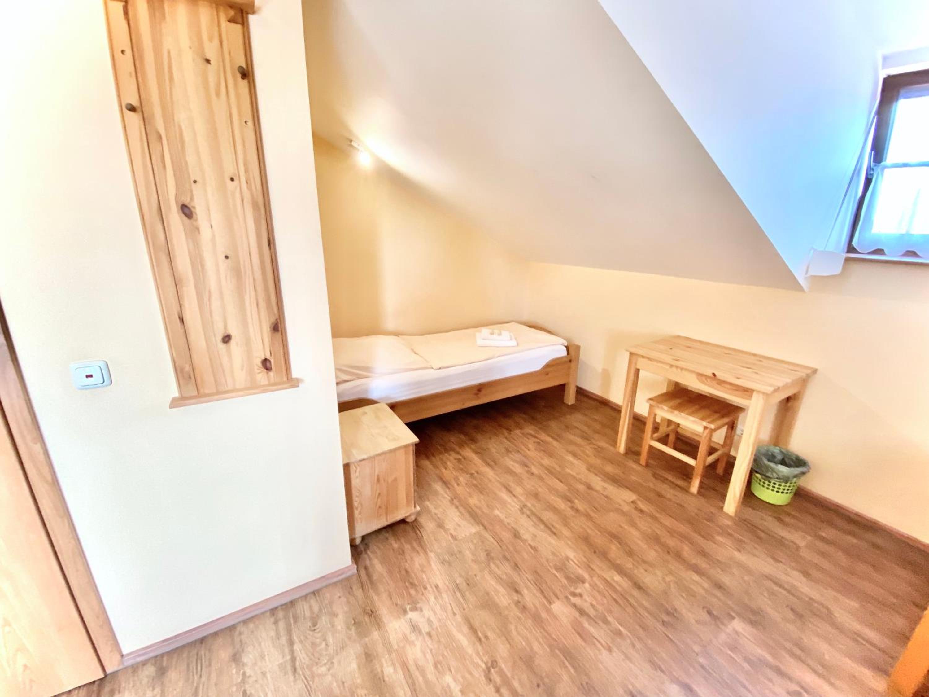 Quadruple Room with Private Bathroom - Photo 5