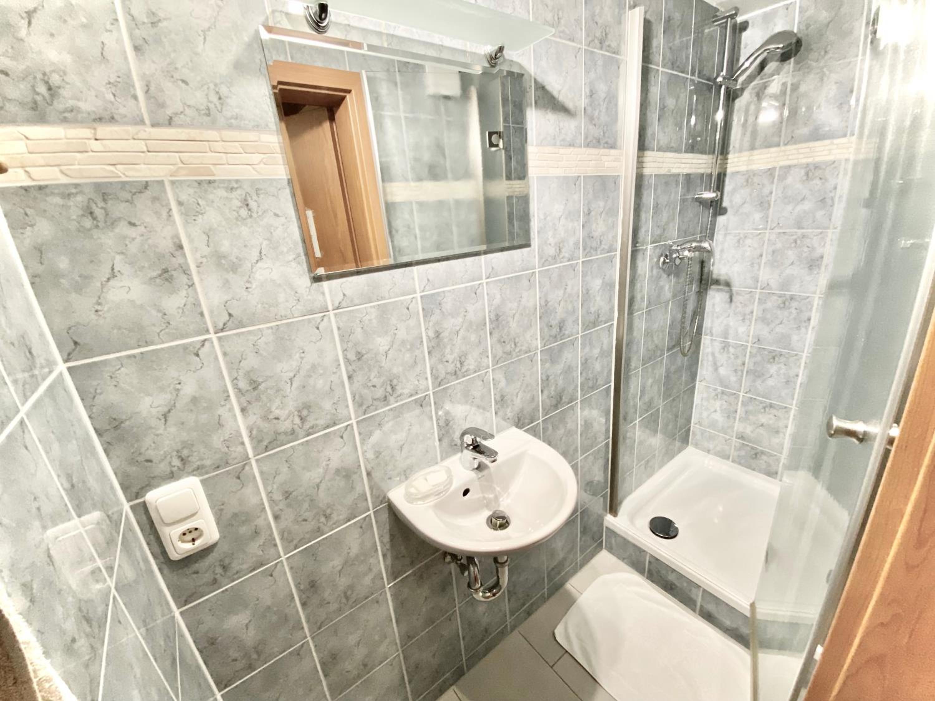 Twin Room - Photo 11
