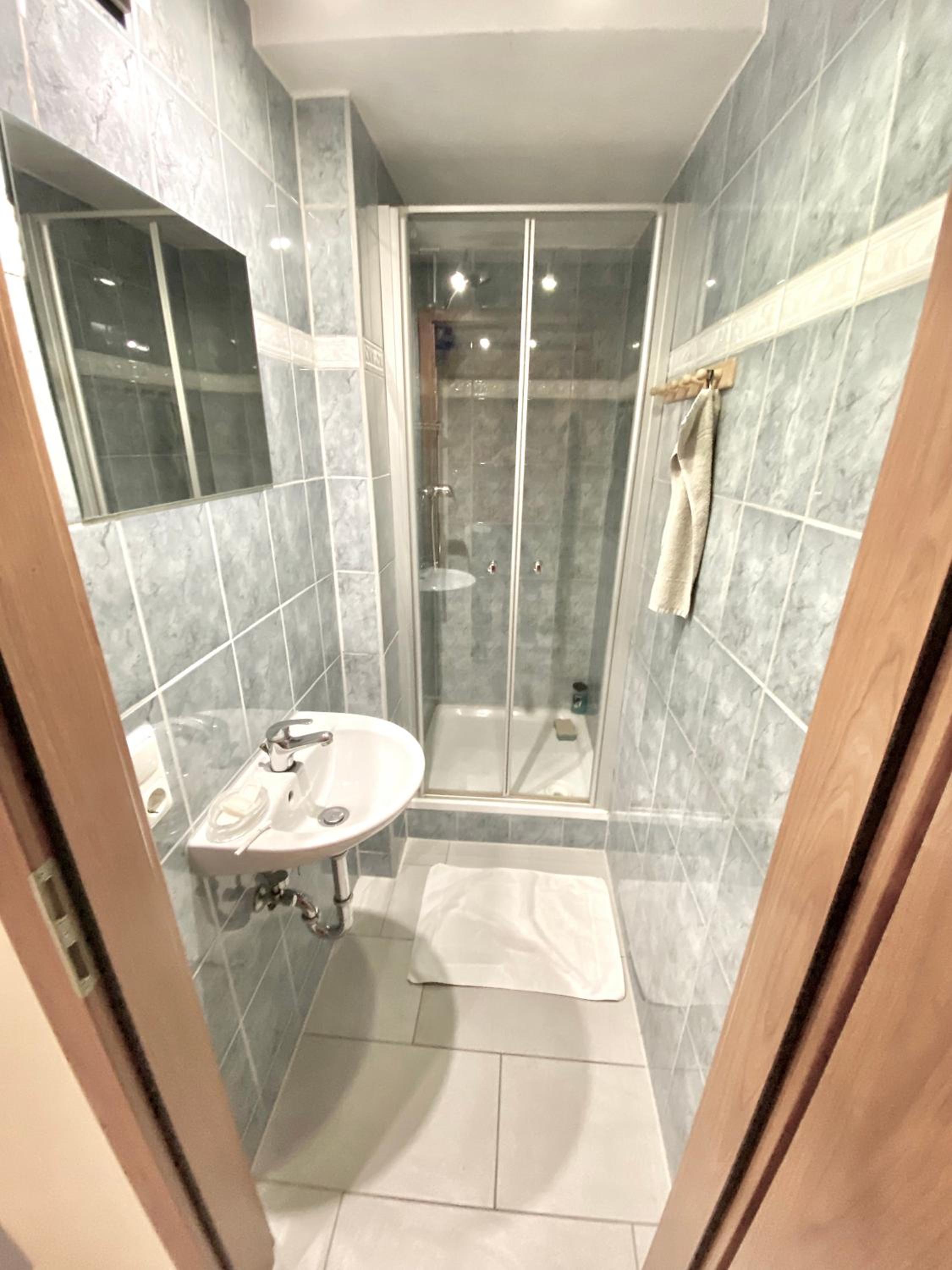 Twin Room - Photo 10