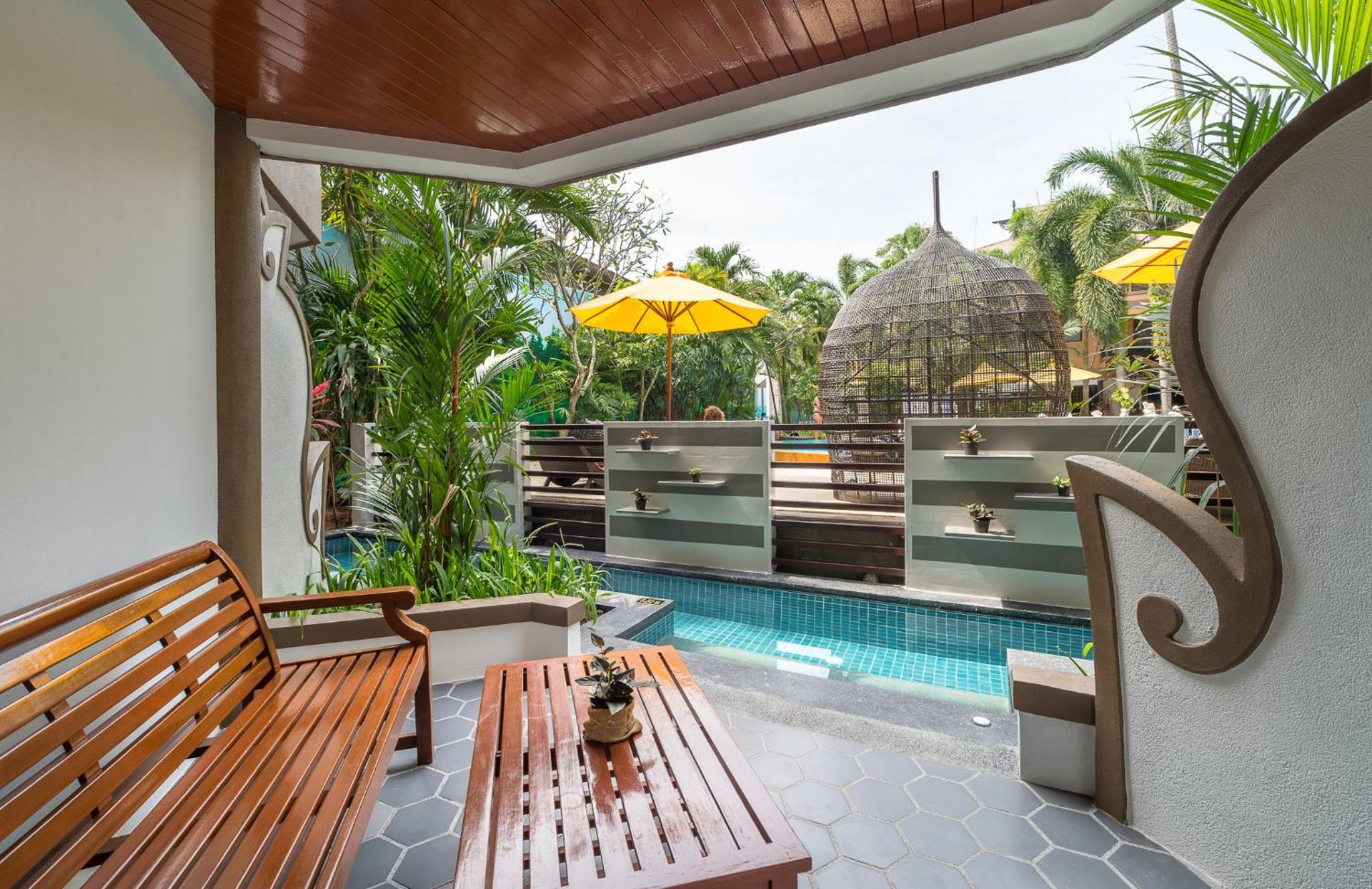 Deluxe Jacuzzi Pool  - Photo 13
