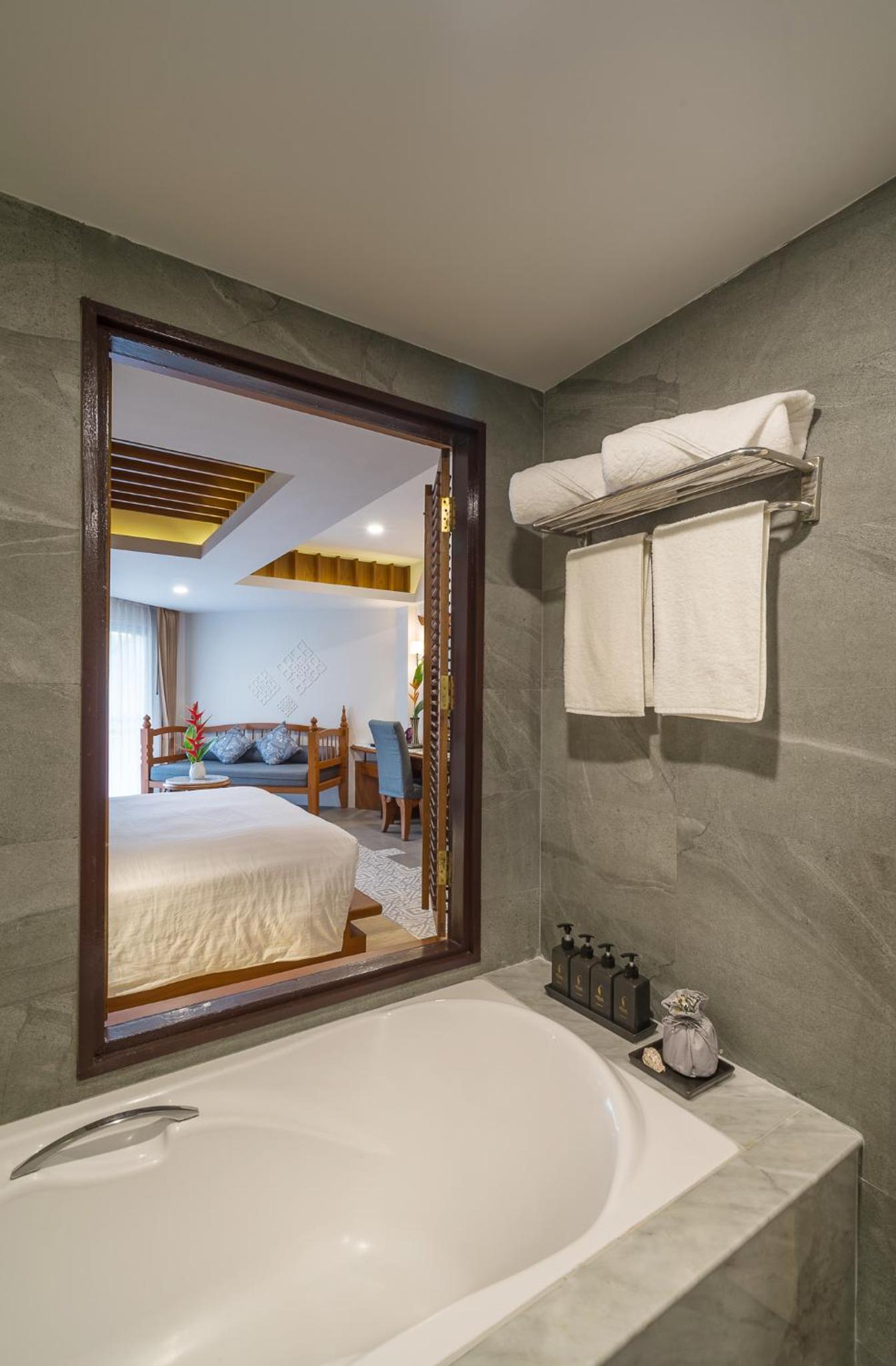 Deluxe Jacuzzi Pool  - Photo 8