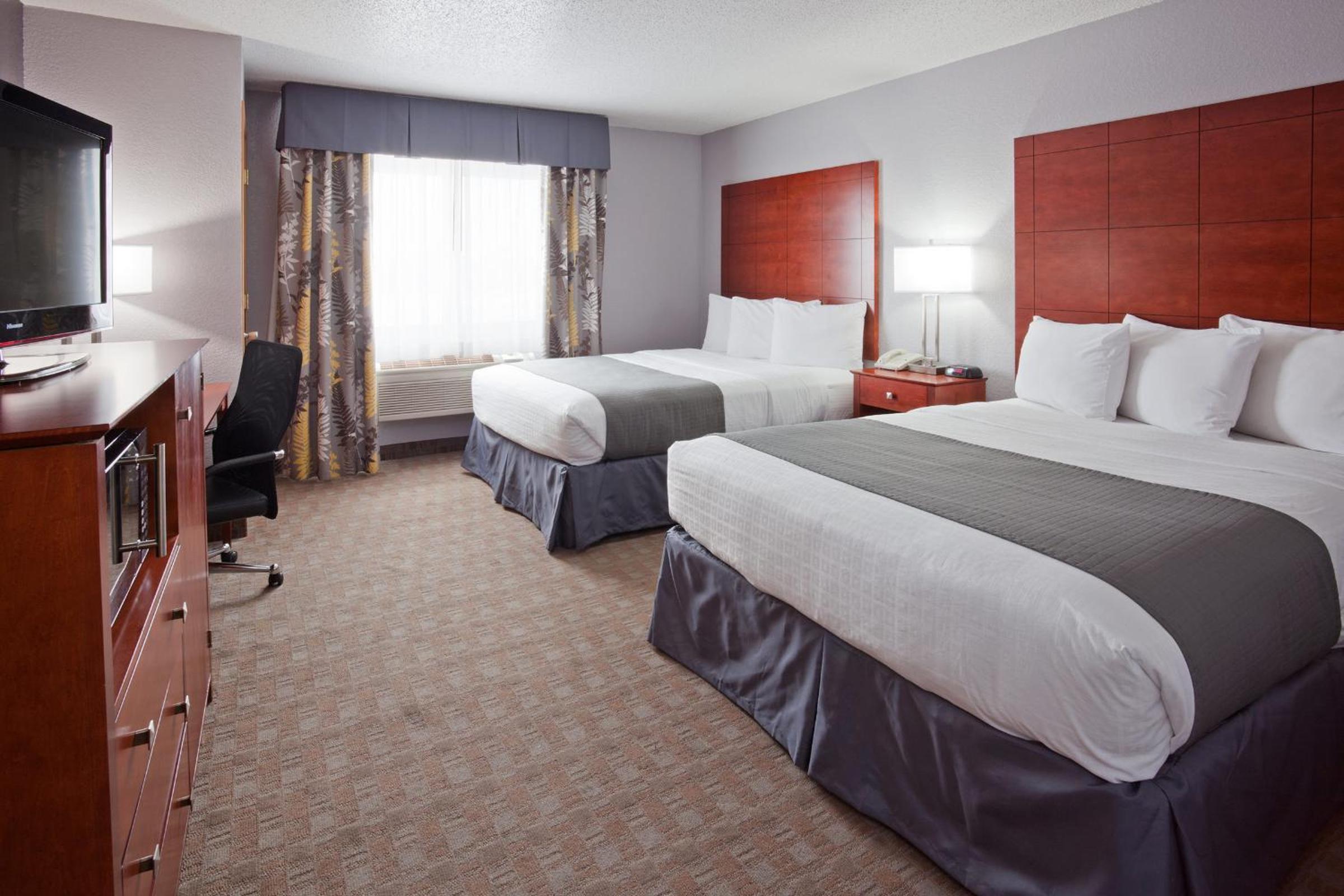 Queen Room with Two Queen Beds - Mobility Access/Non-Smoking photo 3