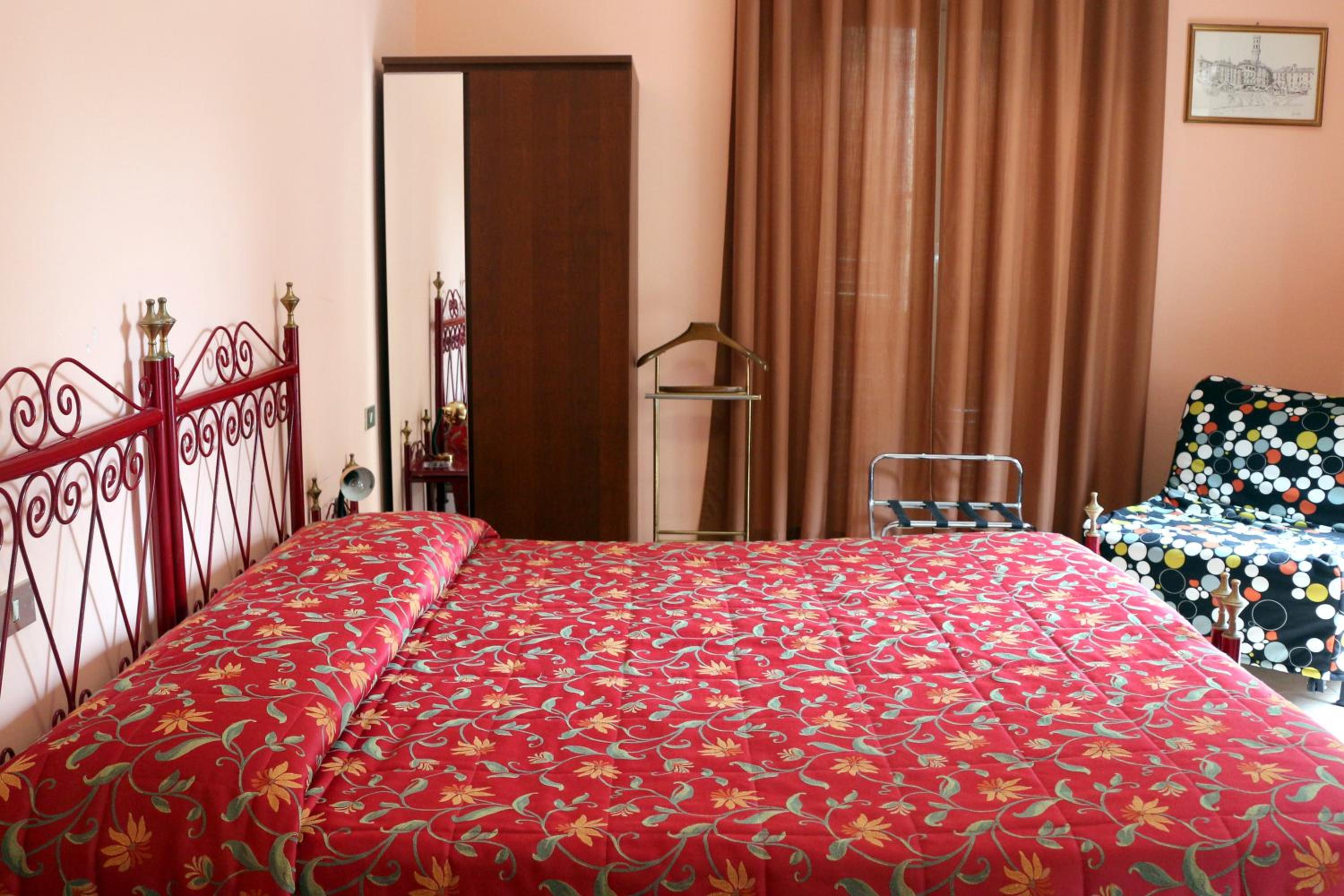 Standard Double Room - Photo 10