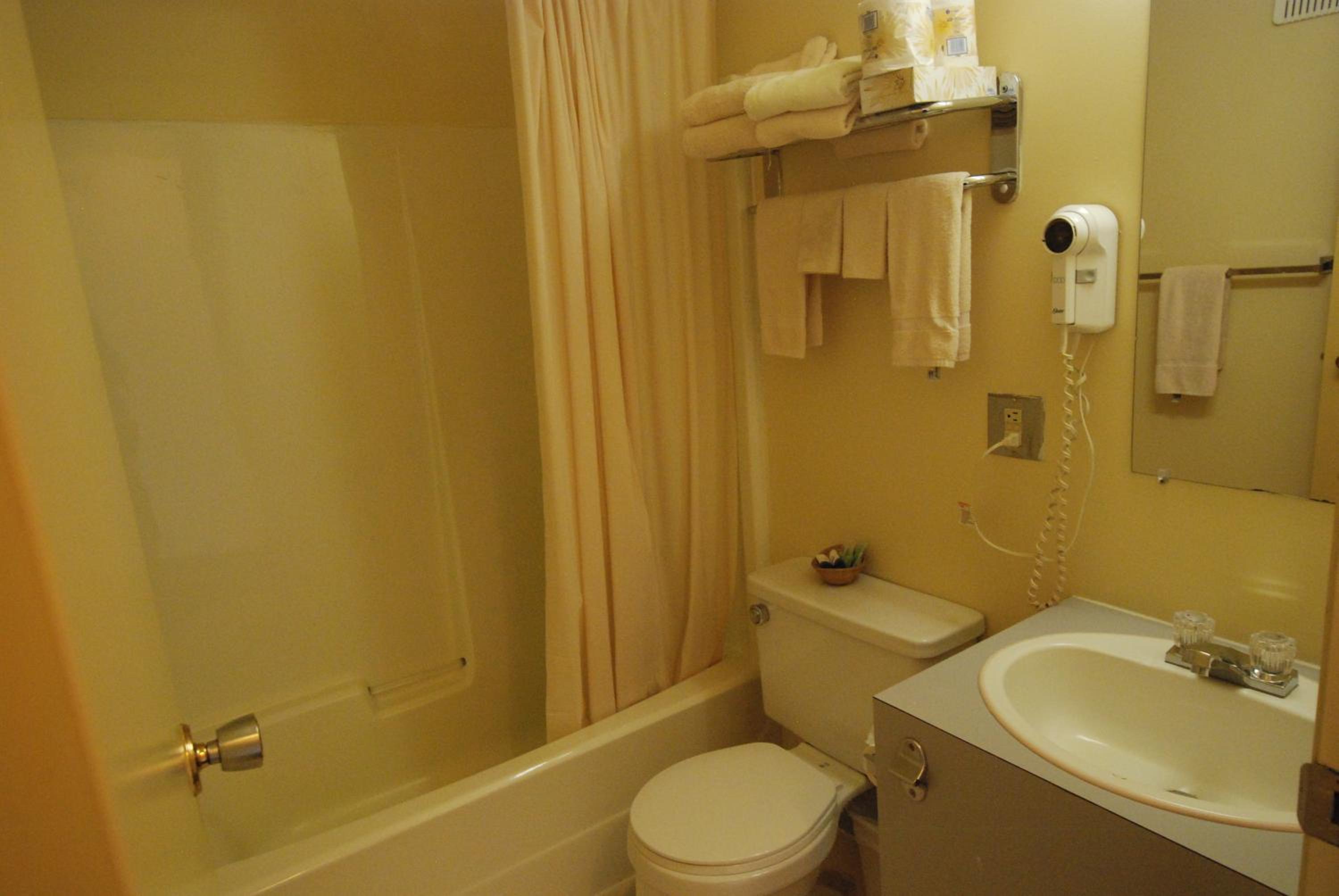 Standard Double Room with Two Double Beds - Smoking - Photo 3