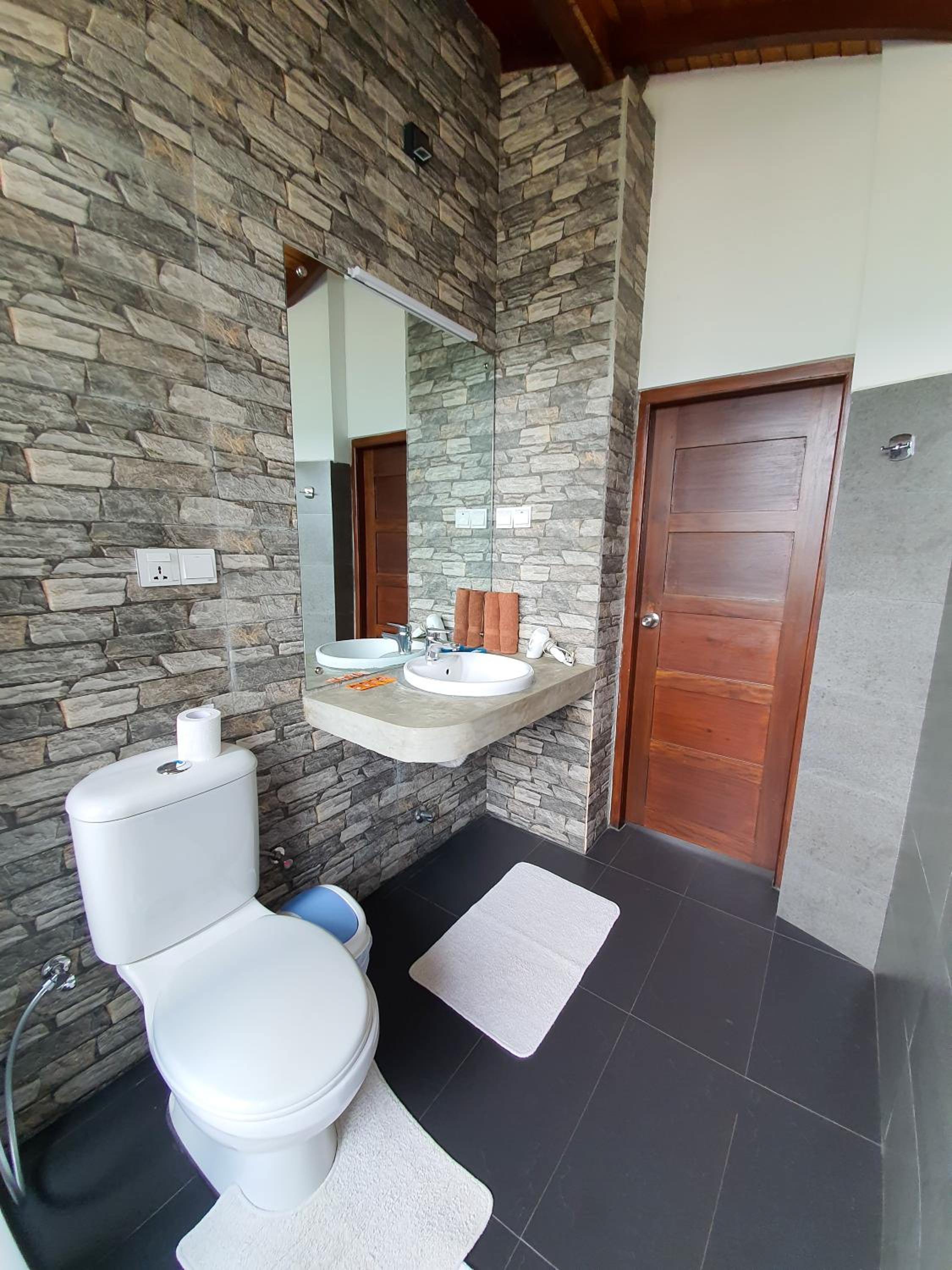 Deluxe Double Room with Balcony photo 2