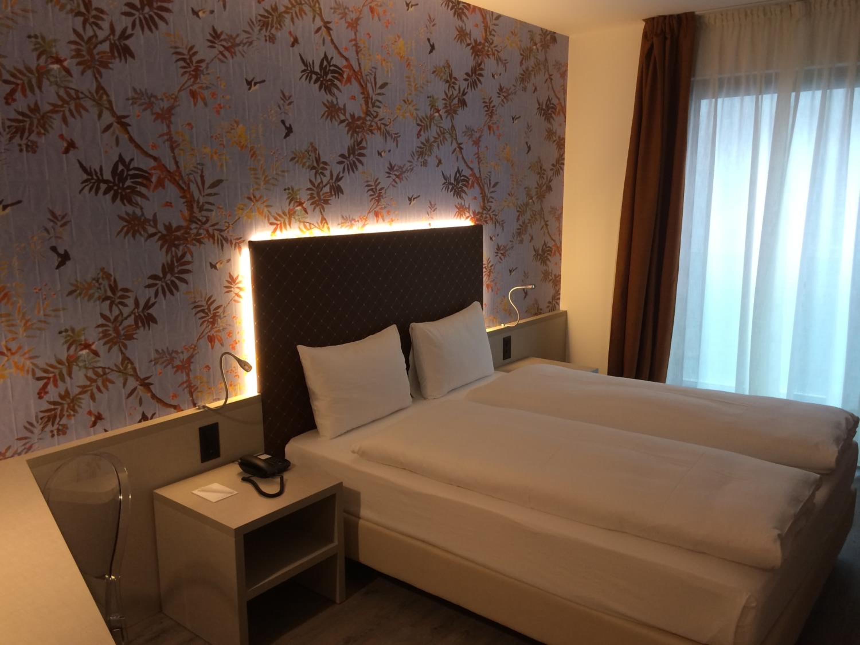 Double Economy Queen Room with Limited View - Photo 10