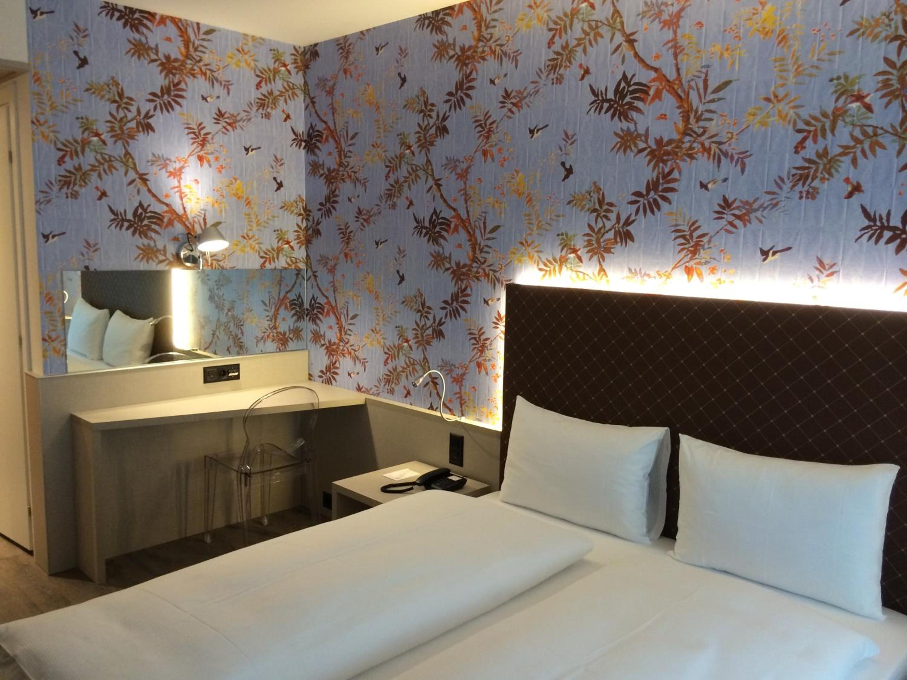 Double Economy Queen Room with Limited View - Photo 7