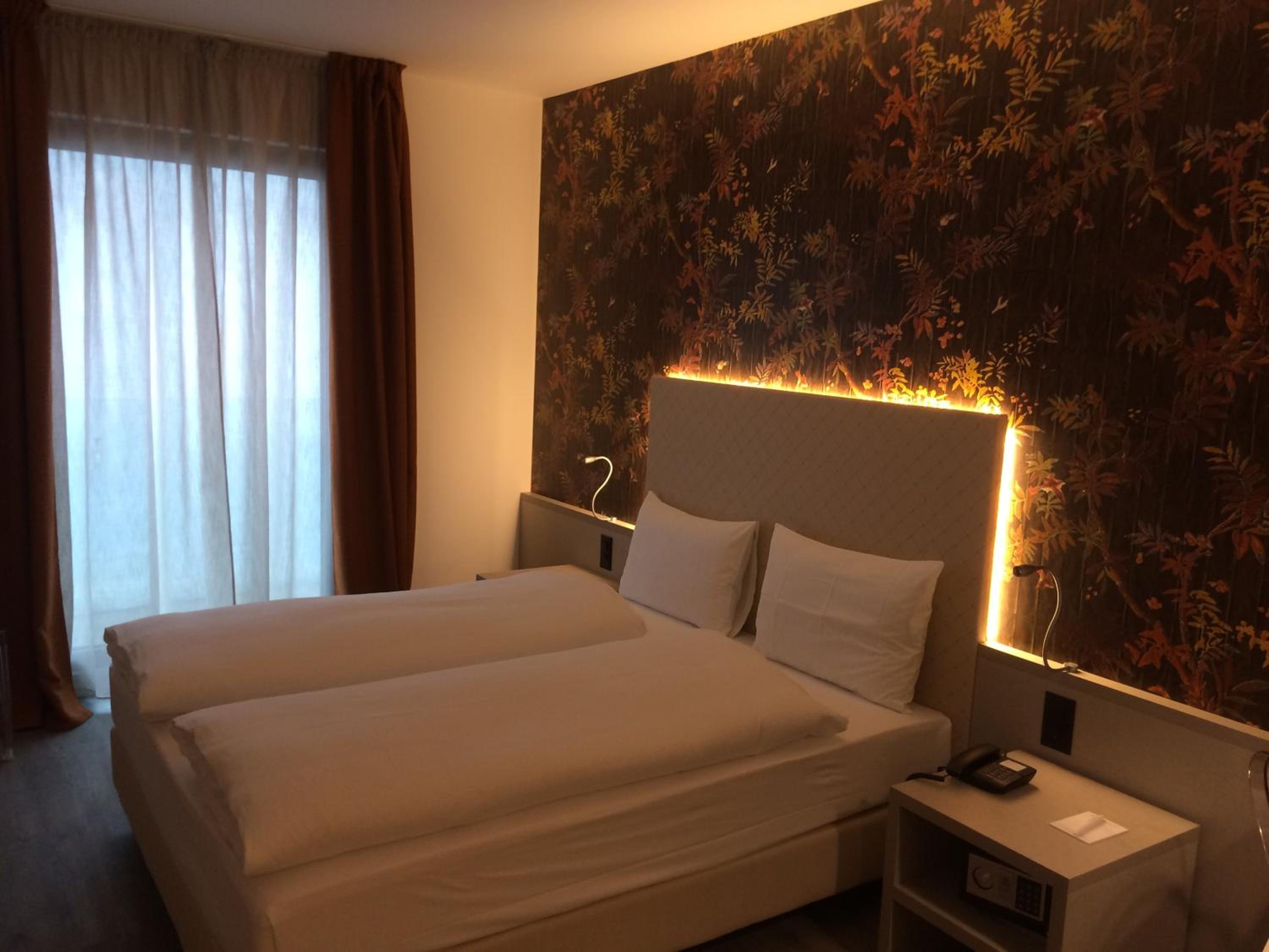 Double Economy Queen Room with Limited View - Photo 6