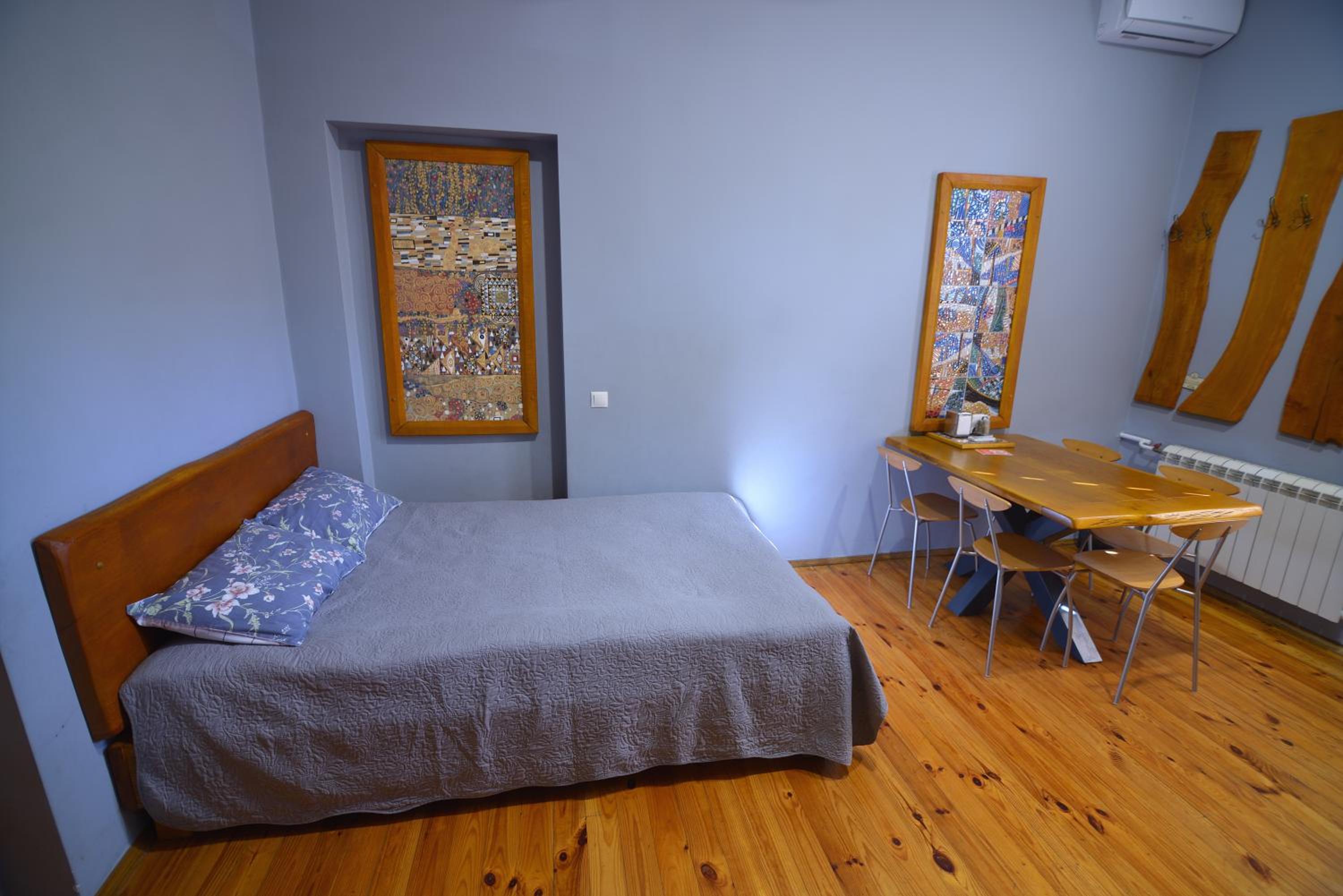 One-Bedroom Apartment photo 1