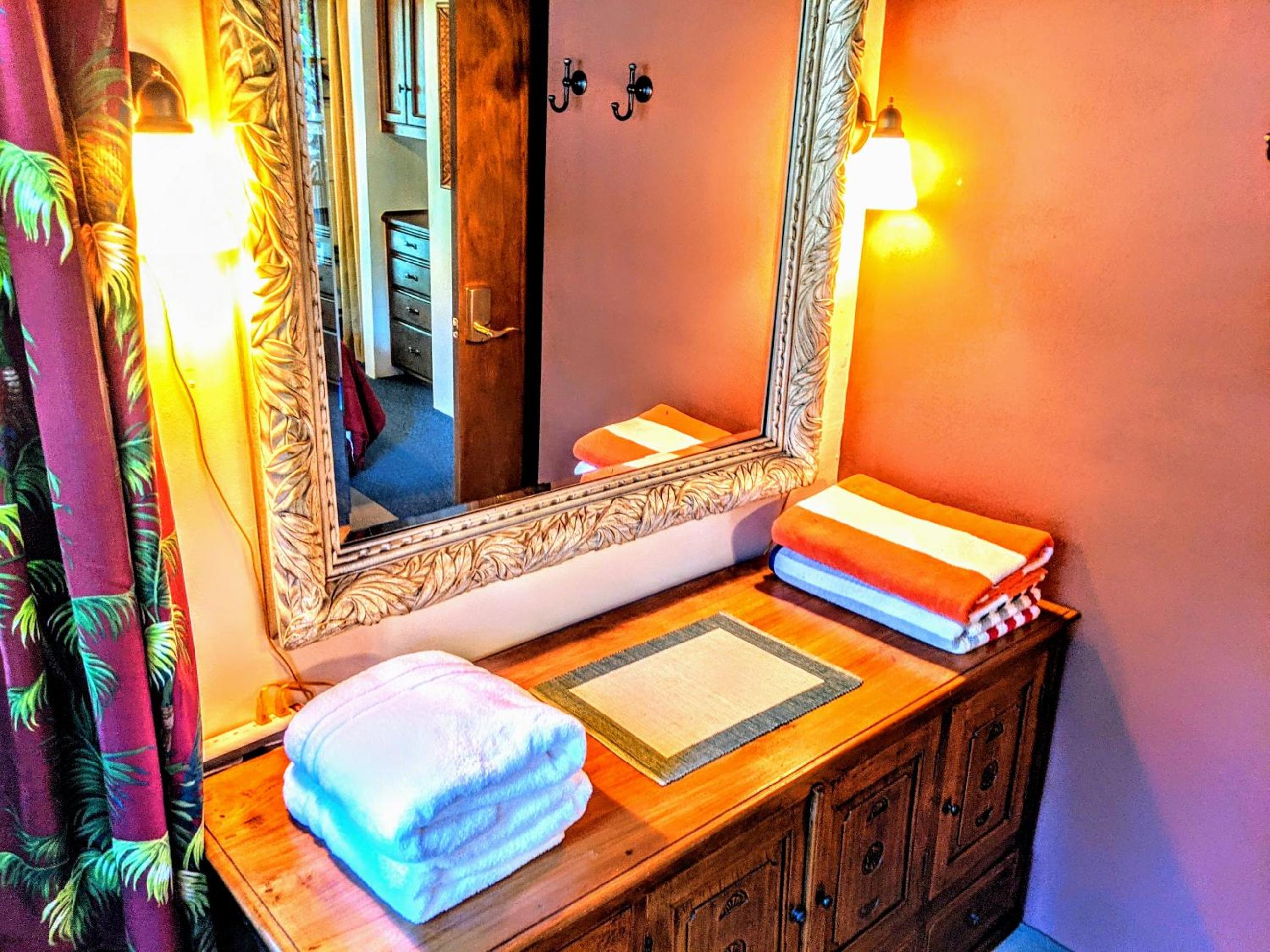 King Room with Balcony - Photo 10