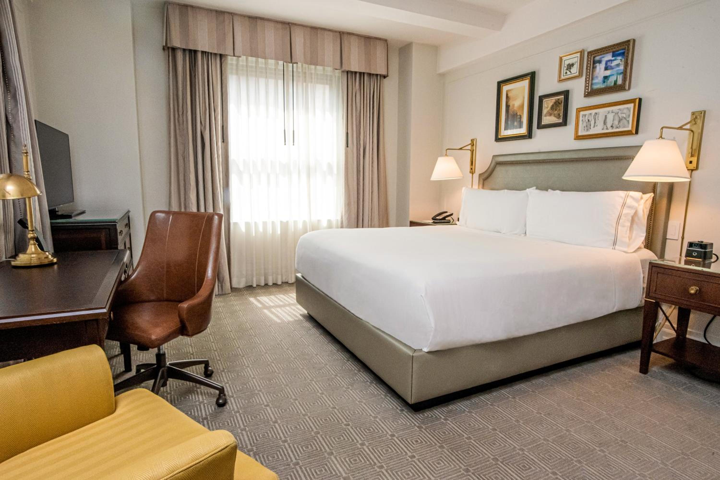 Premium King Room with City View thumbnail 5