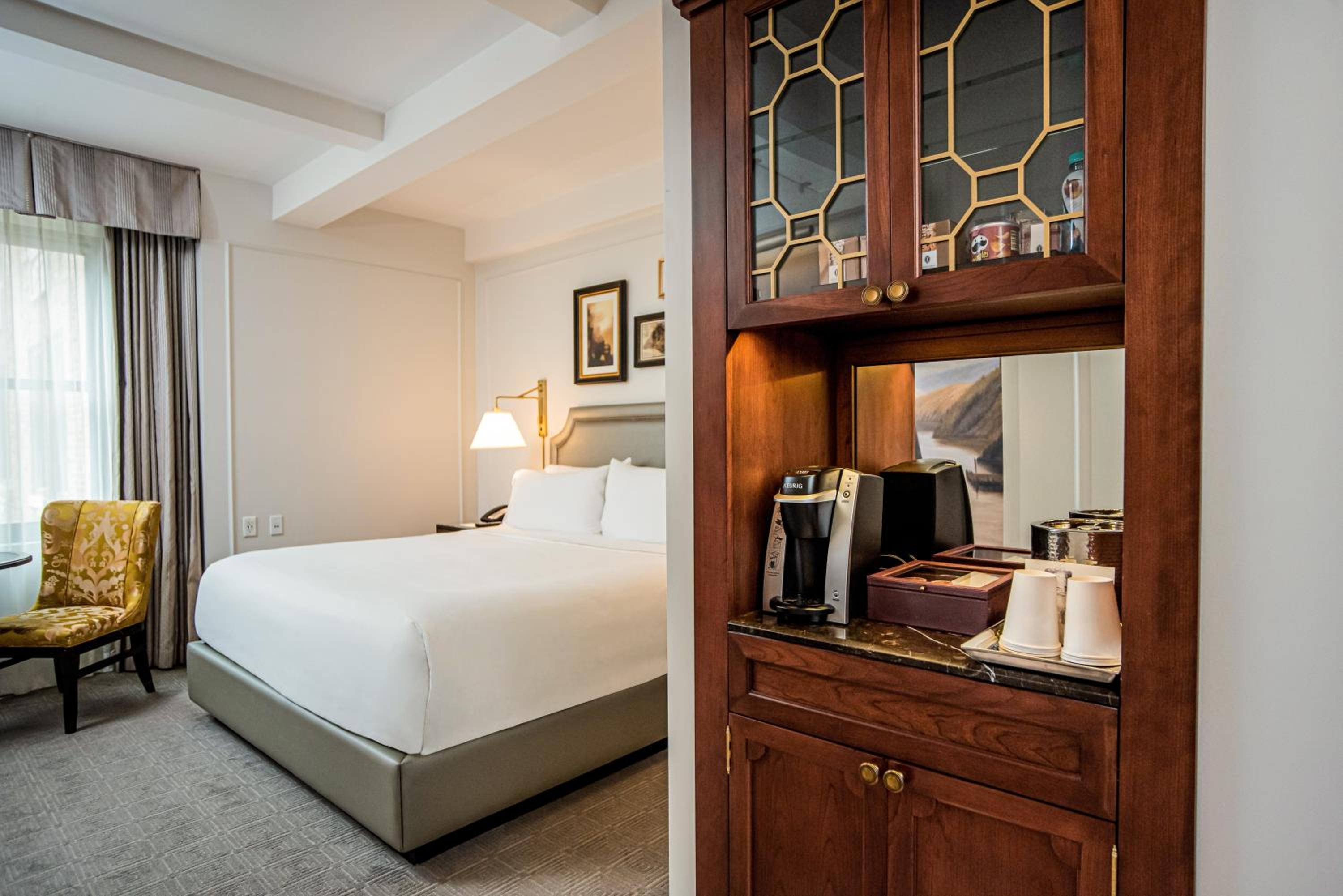 Premium King Room - High Floor thumbnail 6
