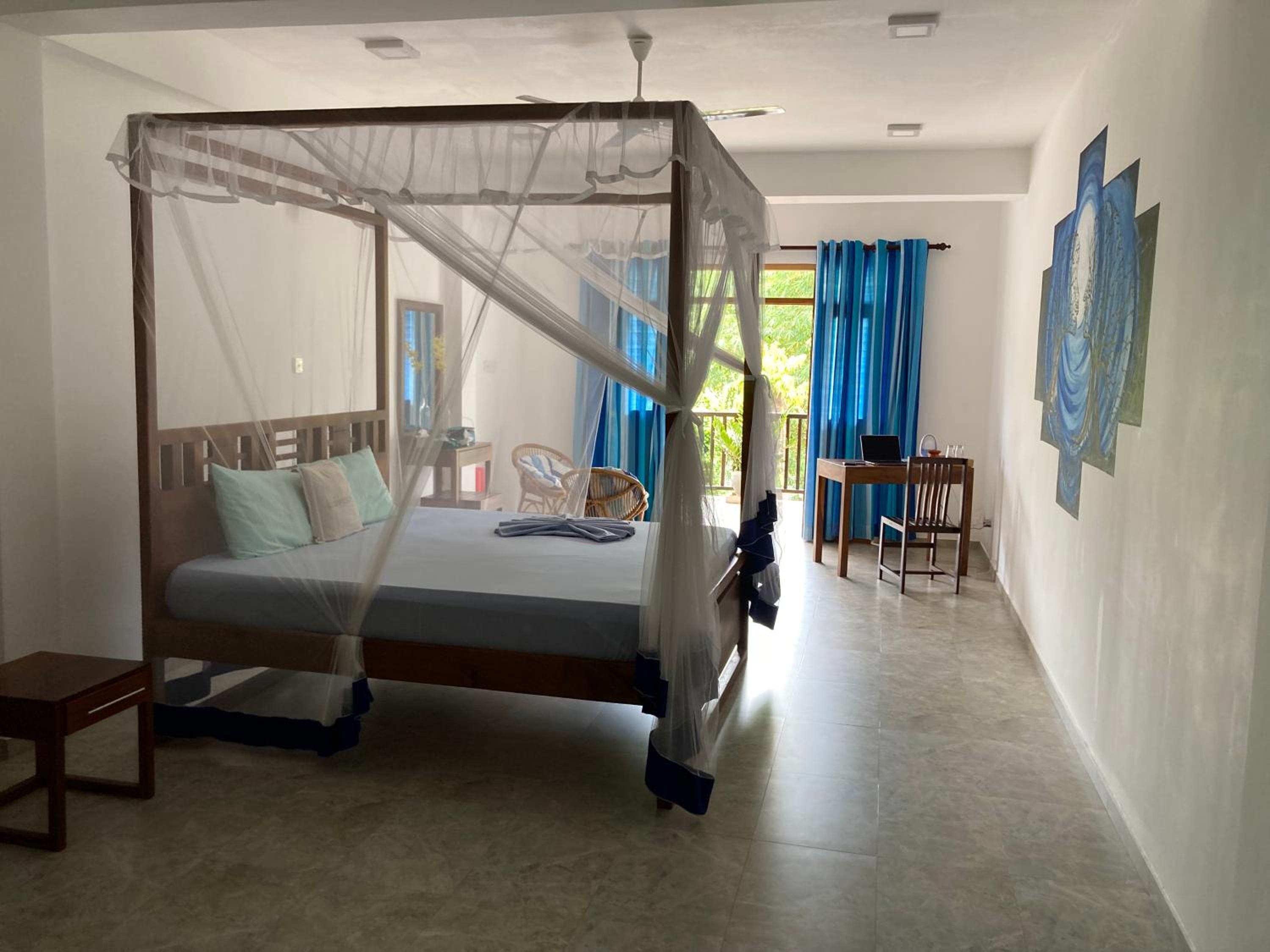Habitación Doble Deluxe con balcón y vista al jardín.