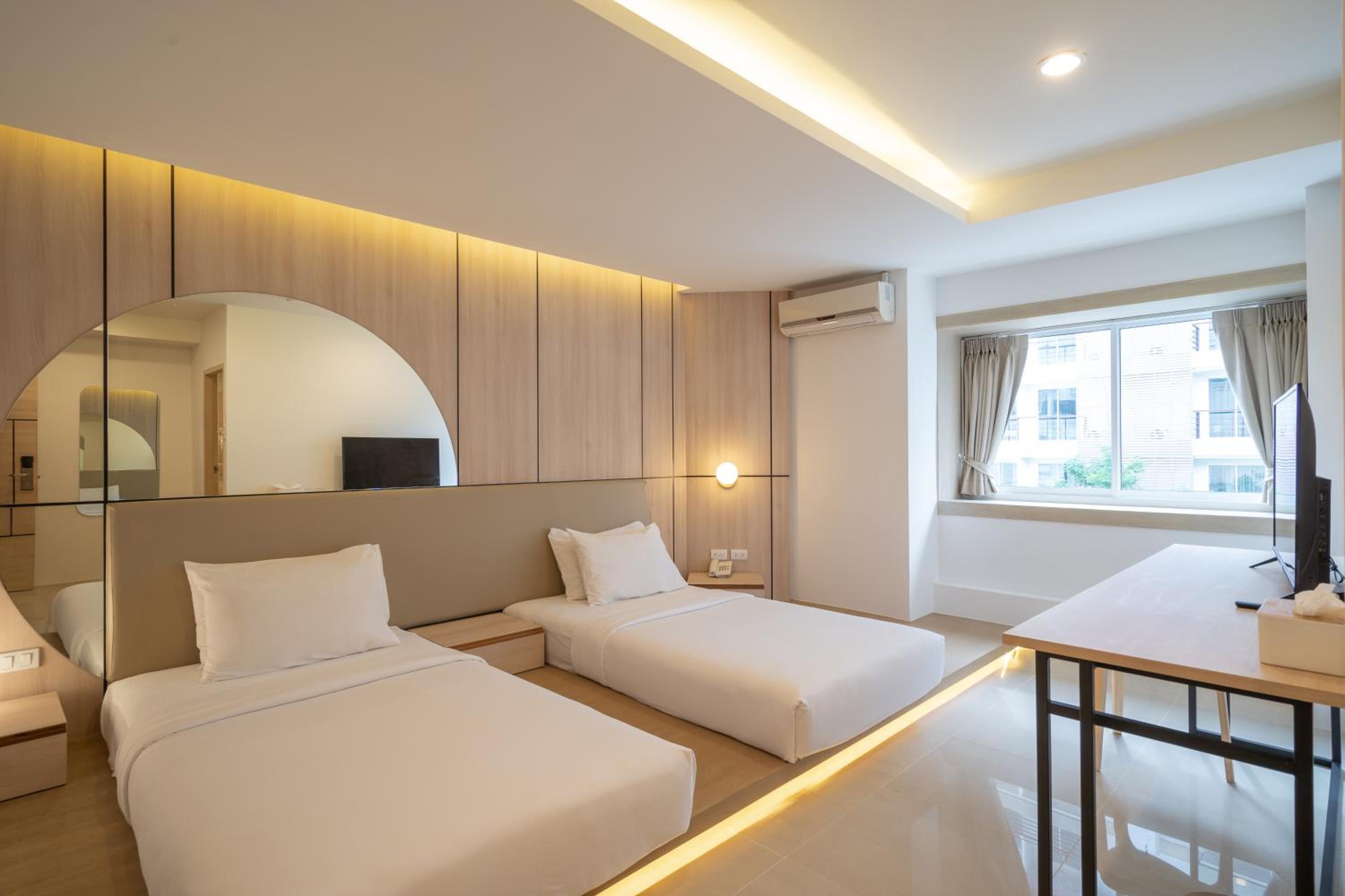 Superior Double or Twin Room with City View - Photo 1