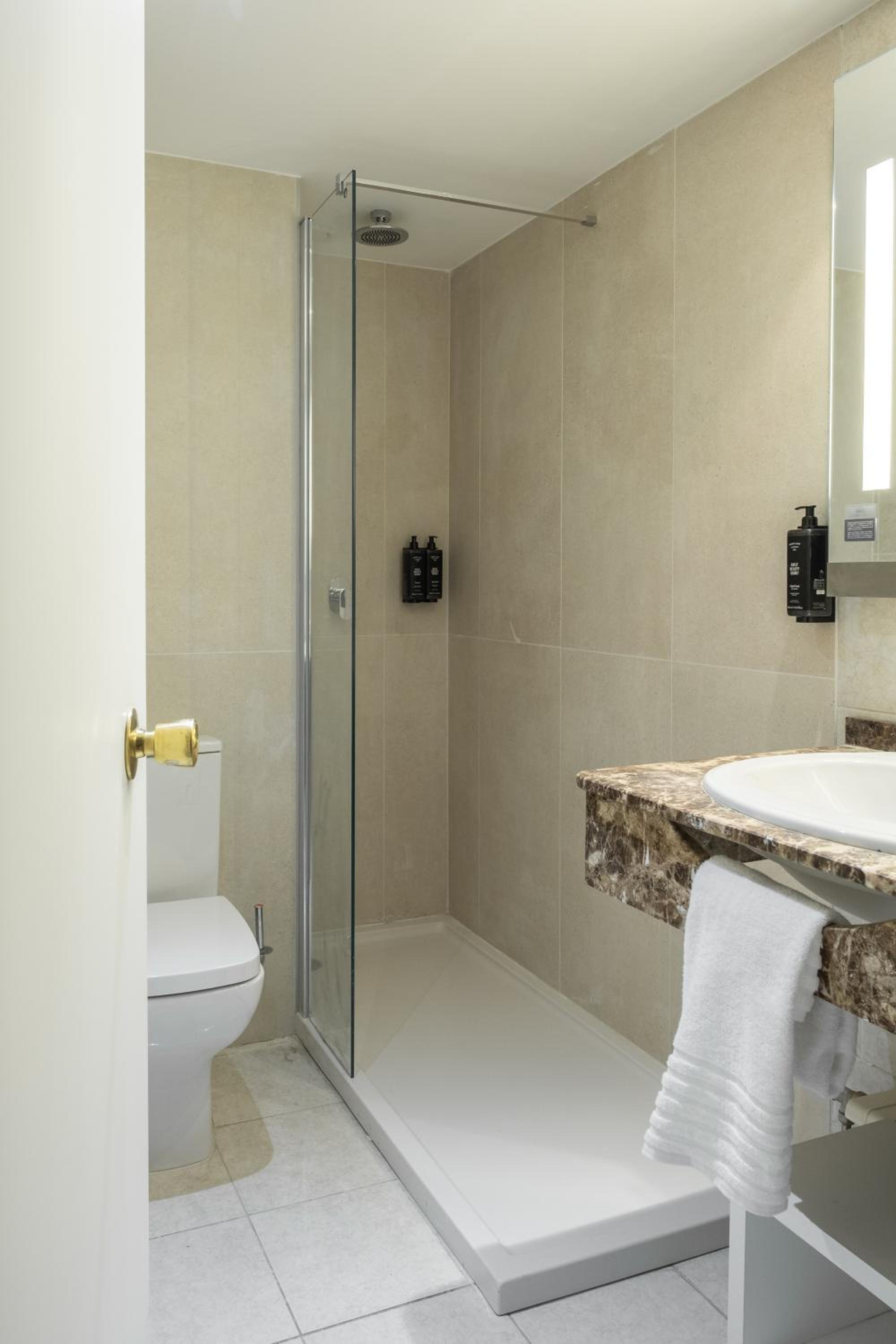Twin Room - Photo 3