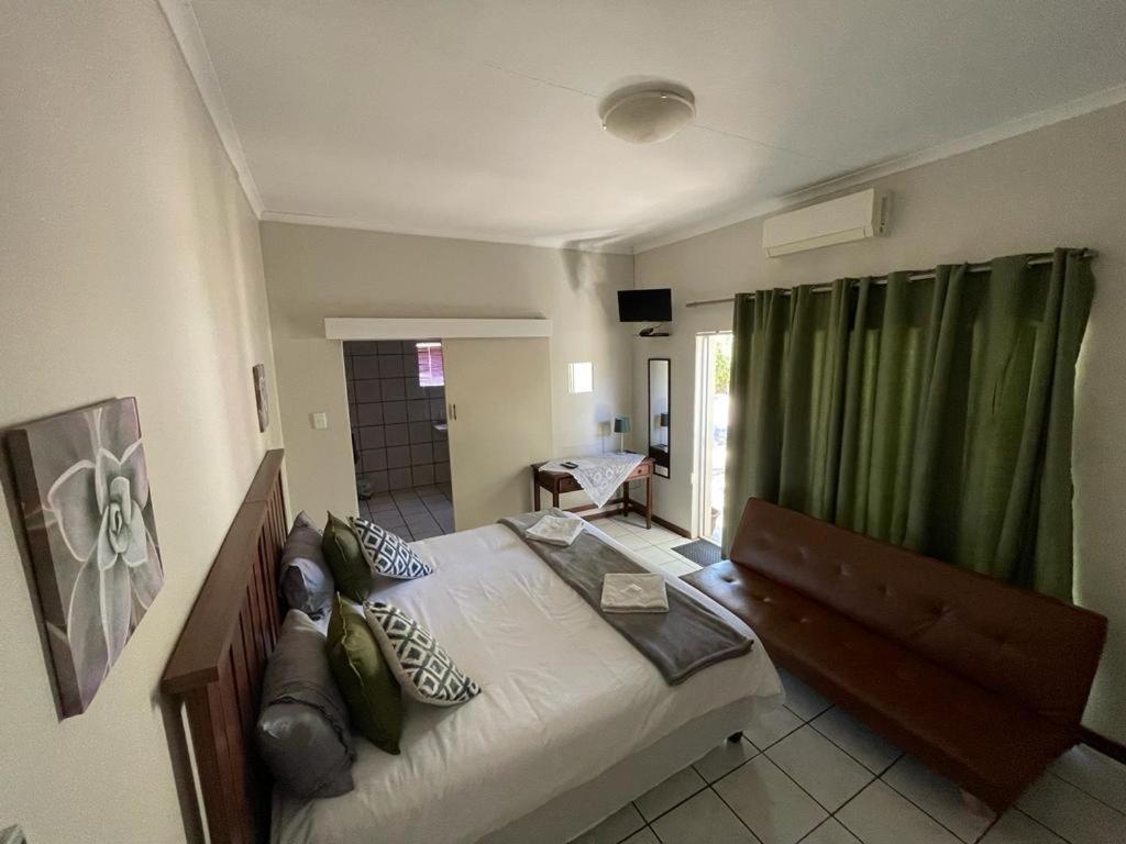 Twin Room - Photo 8