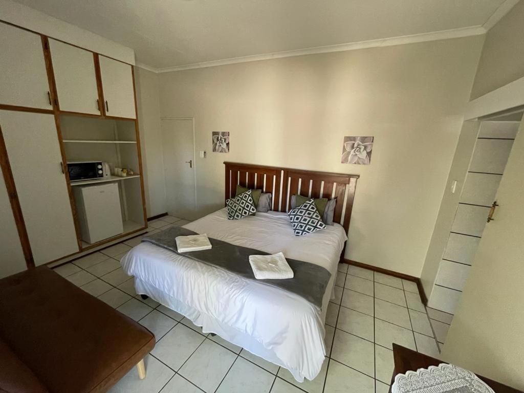 Twin Room - Photo 3