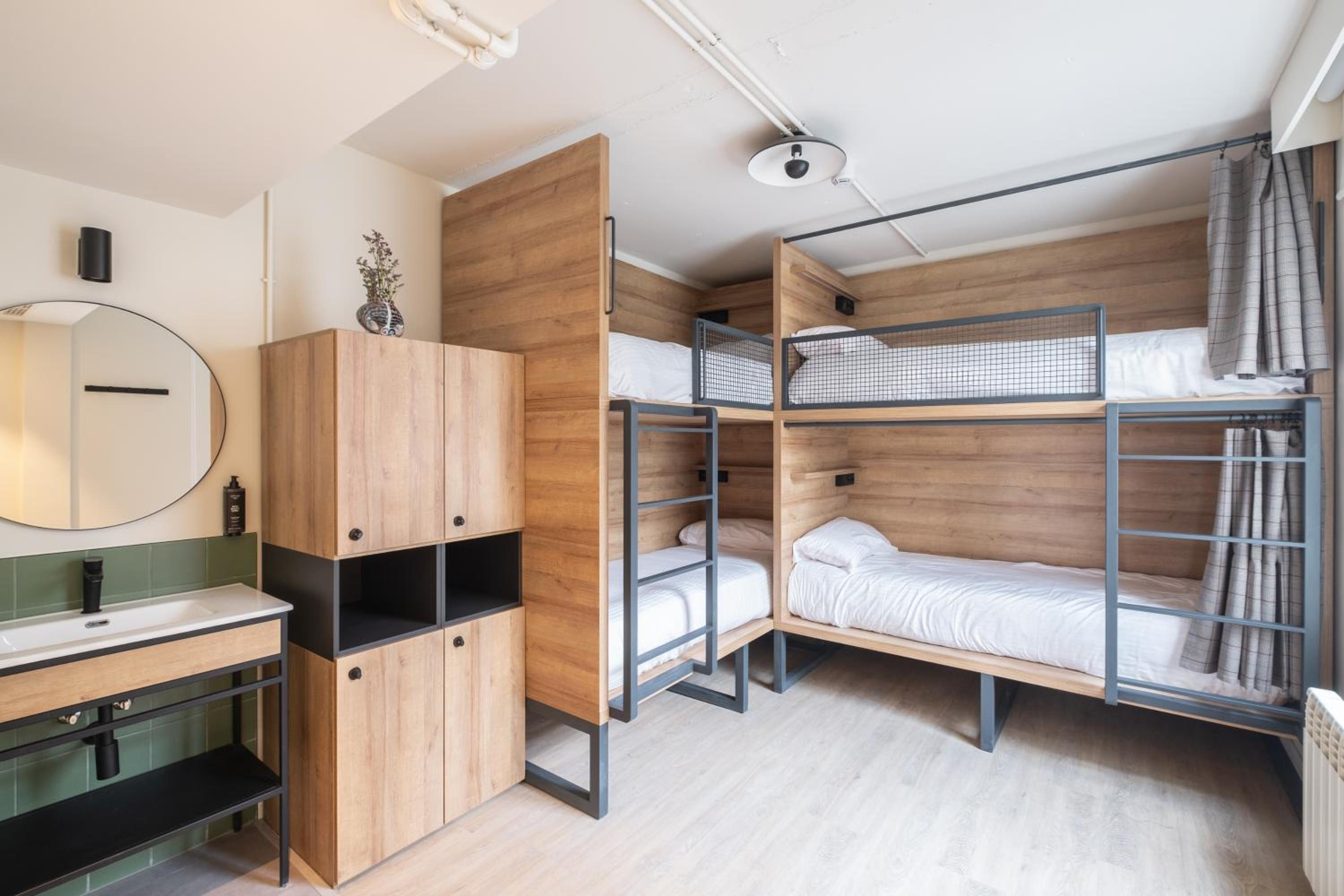 Bed in 4-Bed Female Dormitory Room photo 1
