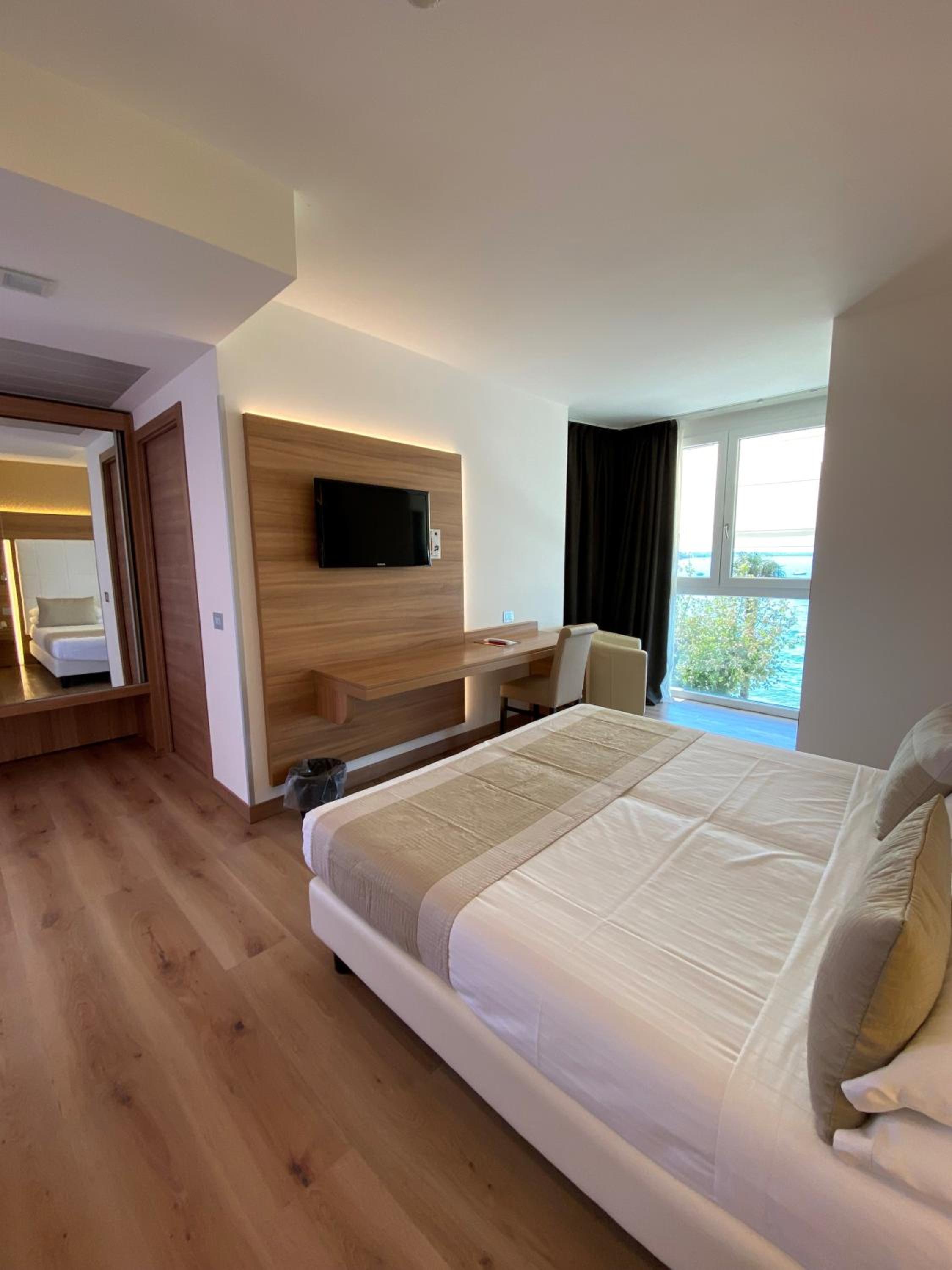  Junior Suite with Balcony photo 2