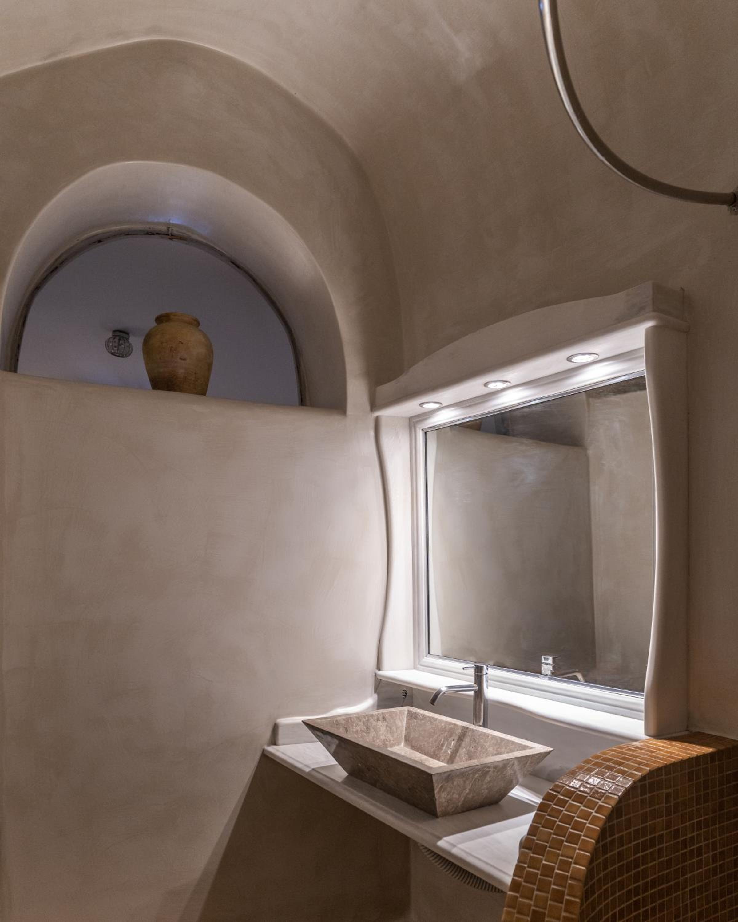 One-Bedroom Cave Apartment with Caldera View photo 2