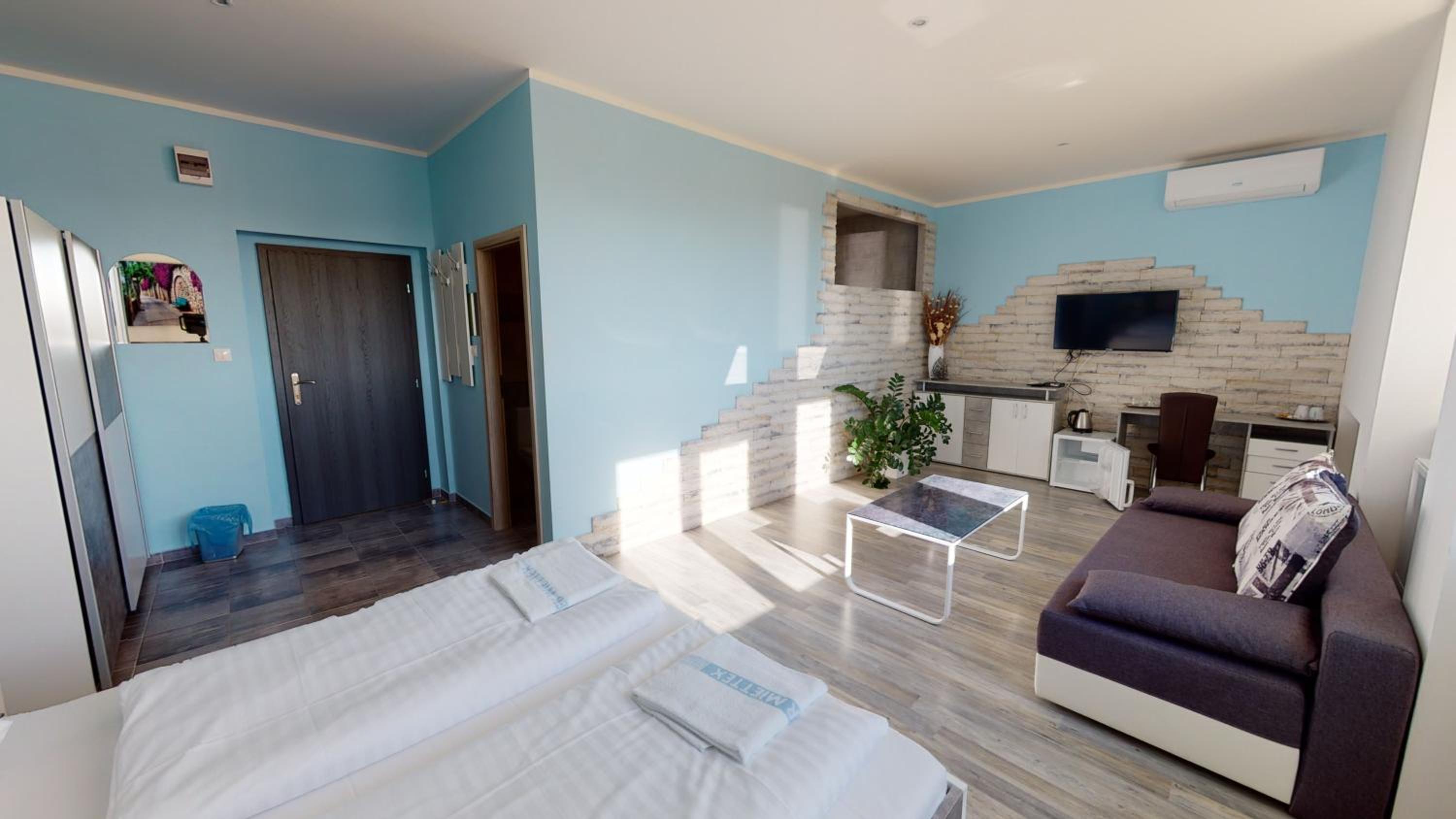 Deluxe Double Room with Bath - Photo 4